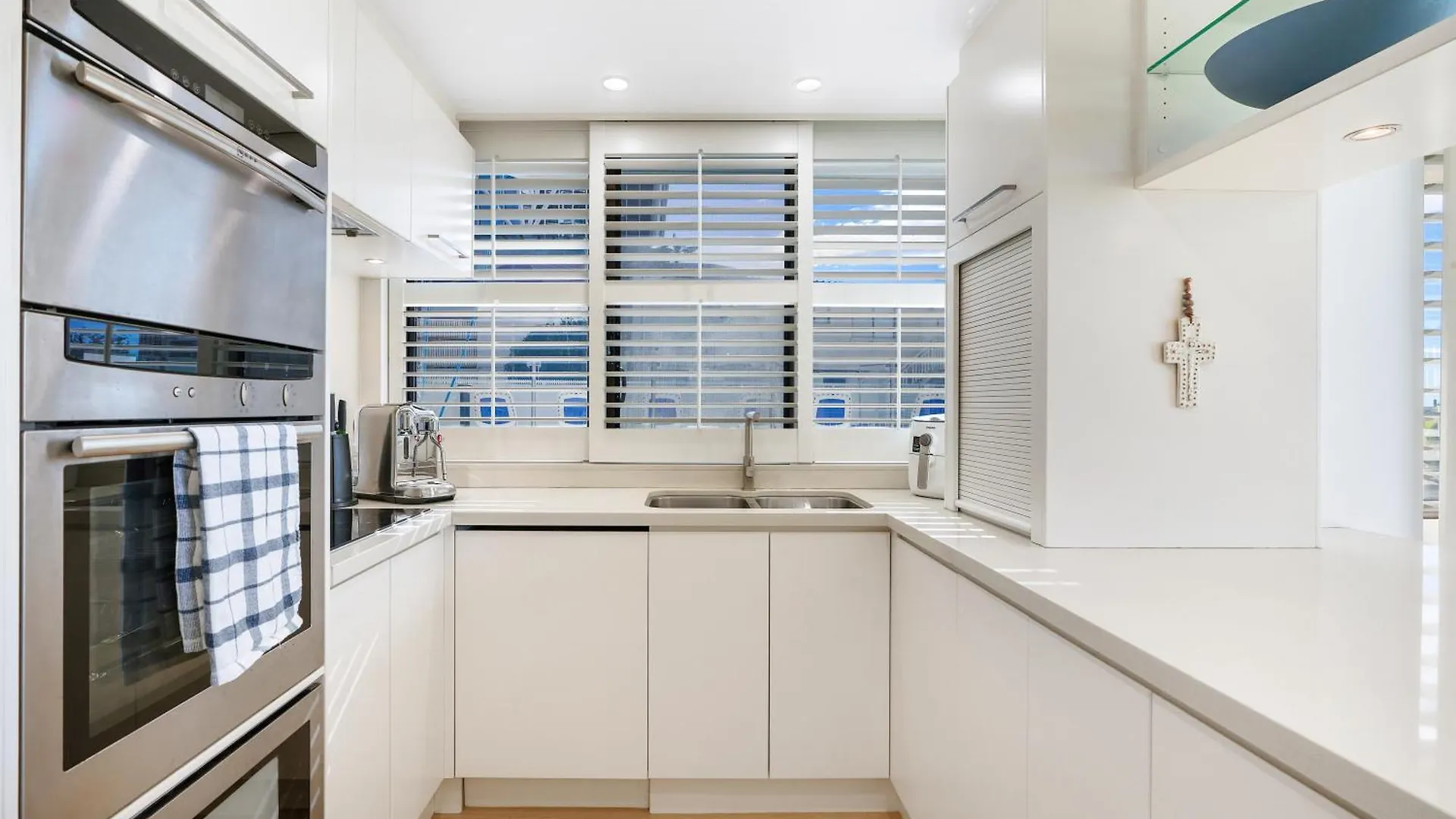 Front Oasis With Private Courtyard Gold Coast