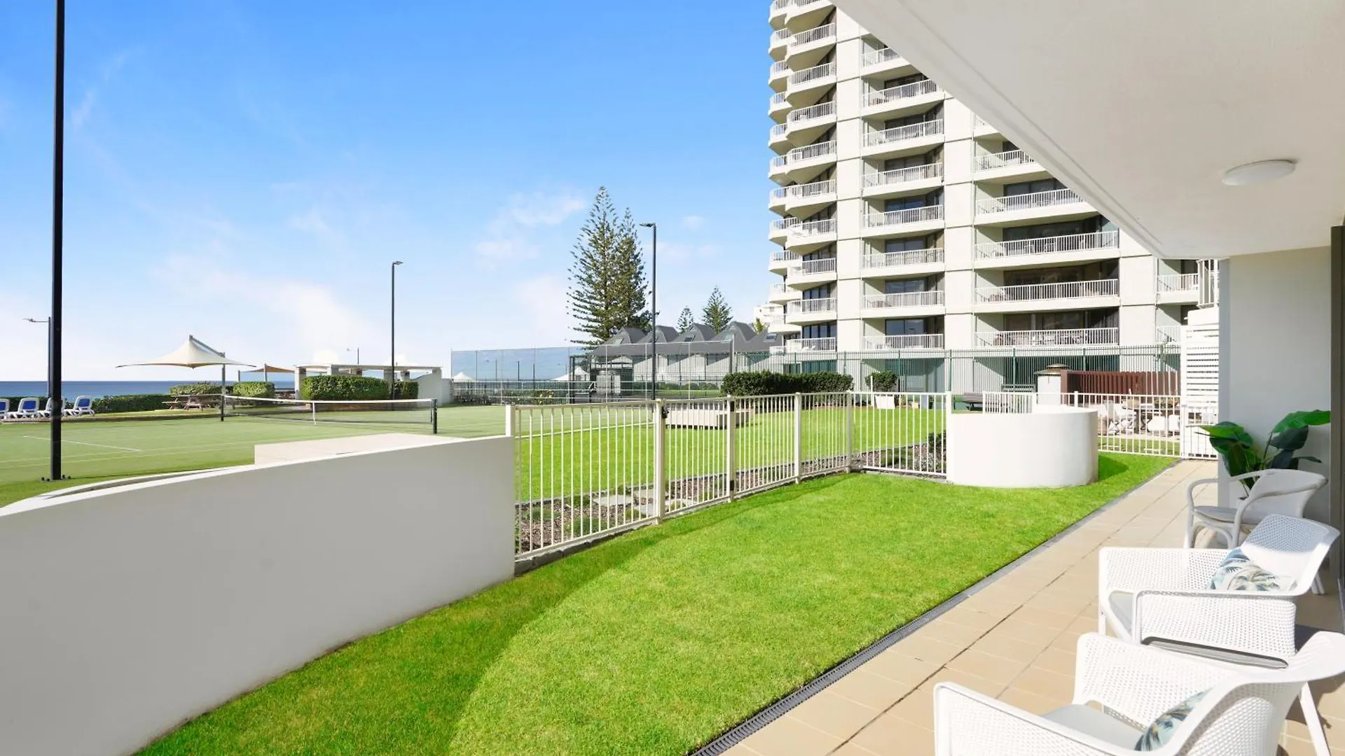 Apartment Front Oasis With Private Courtyard *