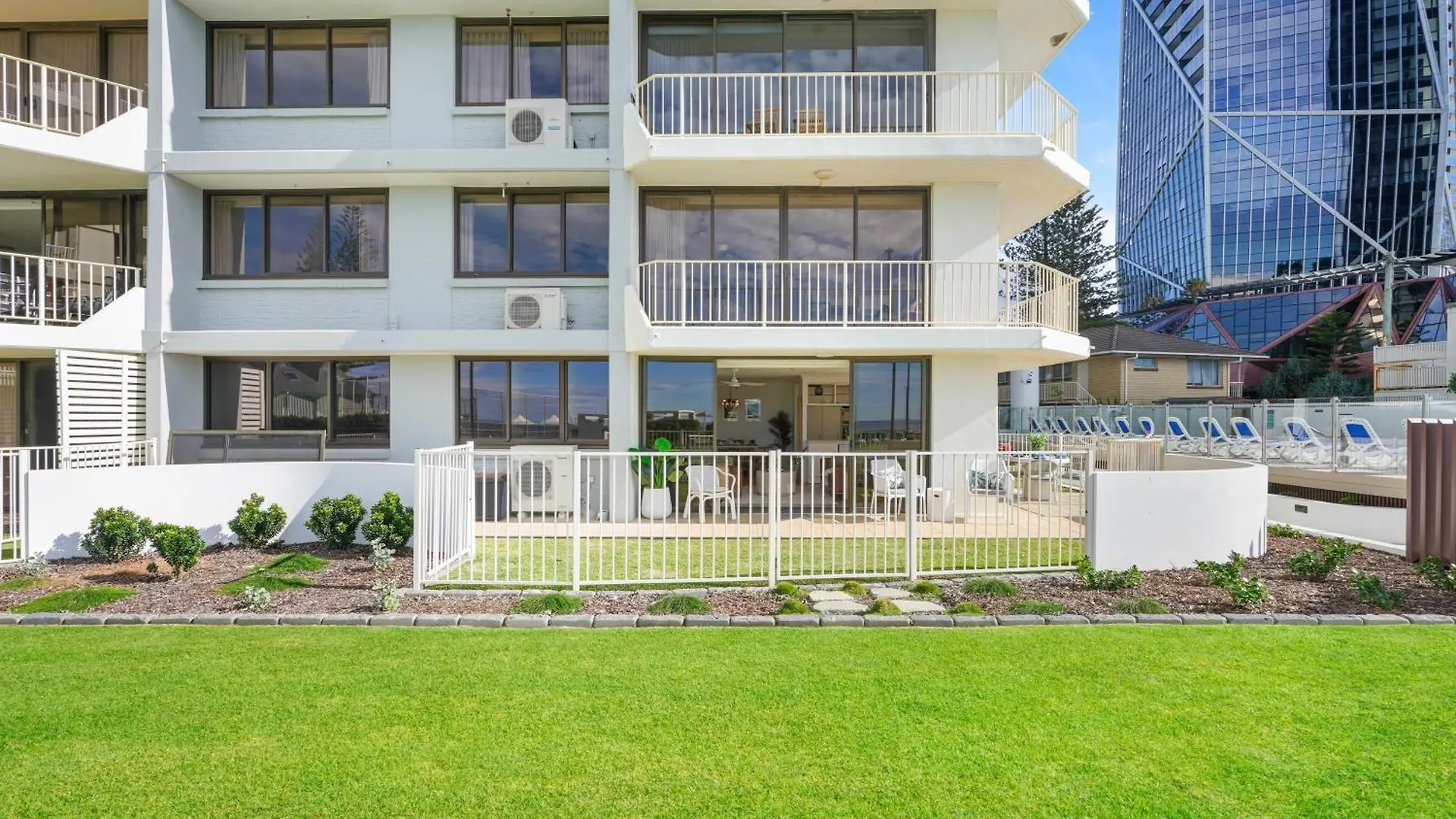 Front Oasis With Private Courtyard * Gold Coast