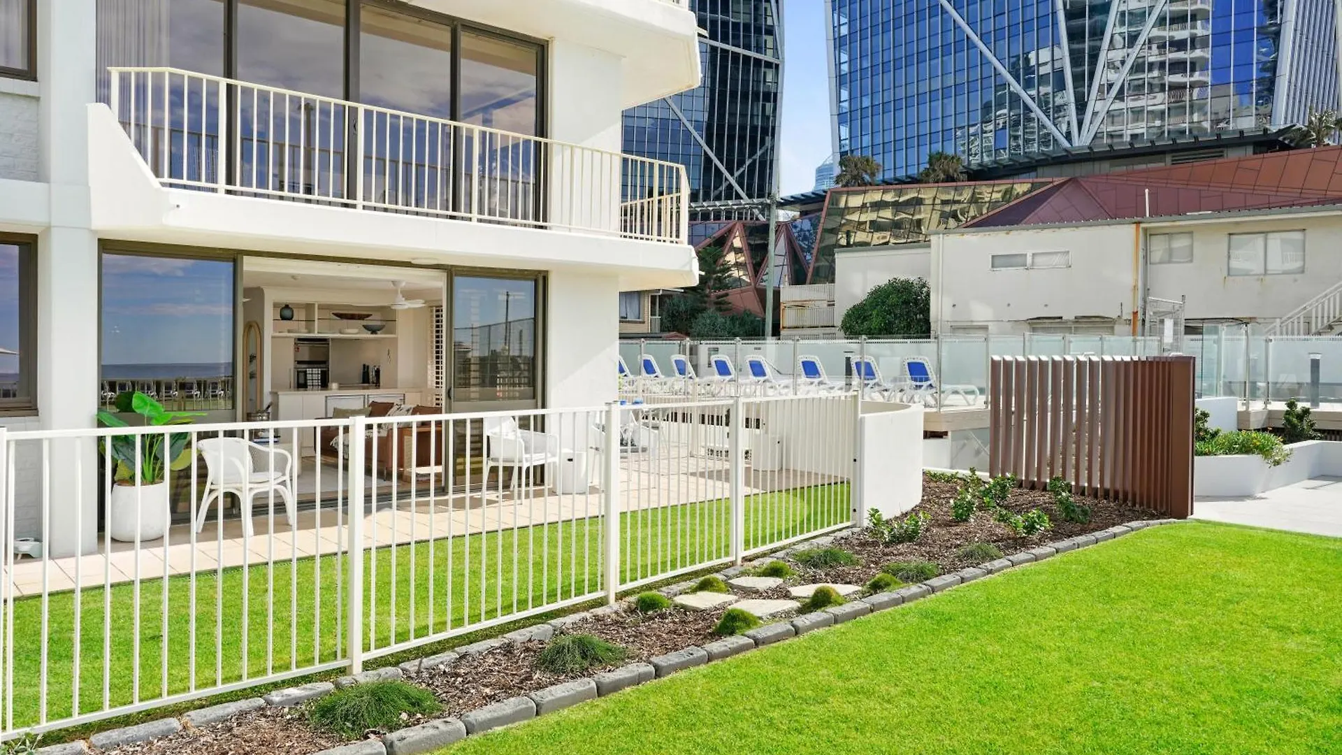 Front Oasis With Private Courtyard Apartment