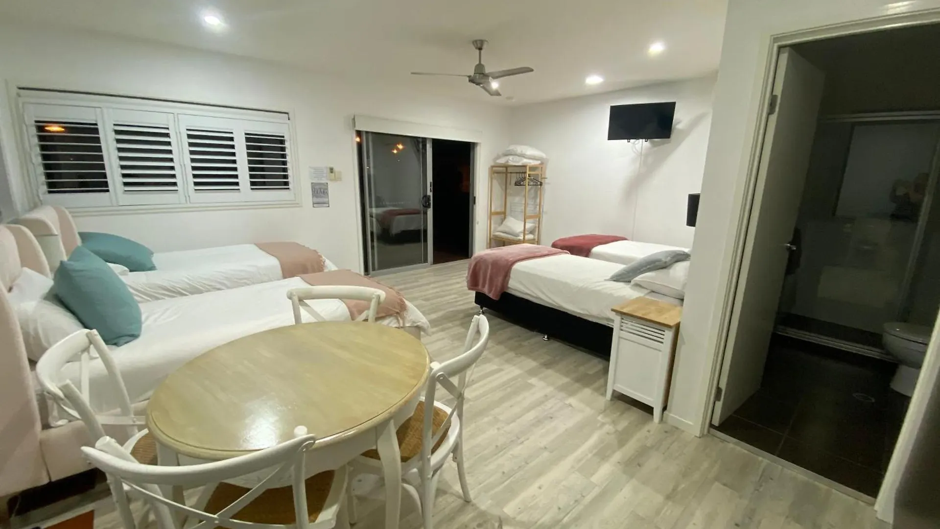 Self Contained - Sleeps 4 דירה