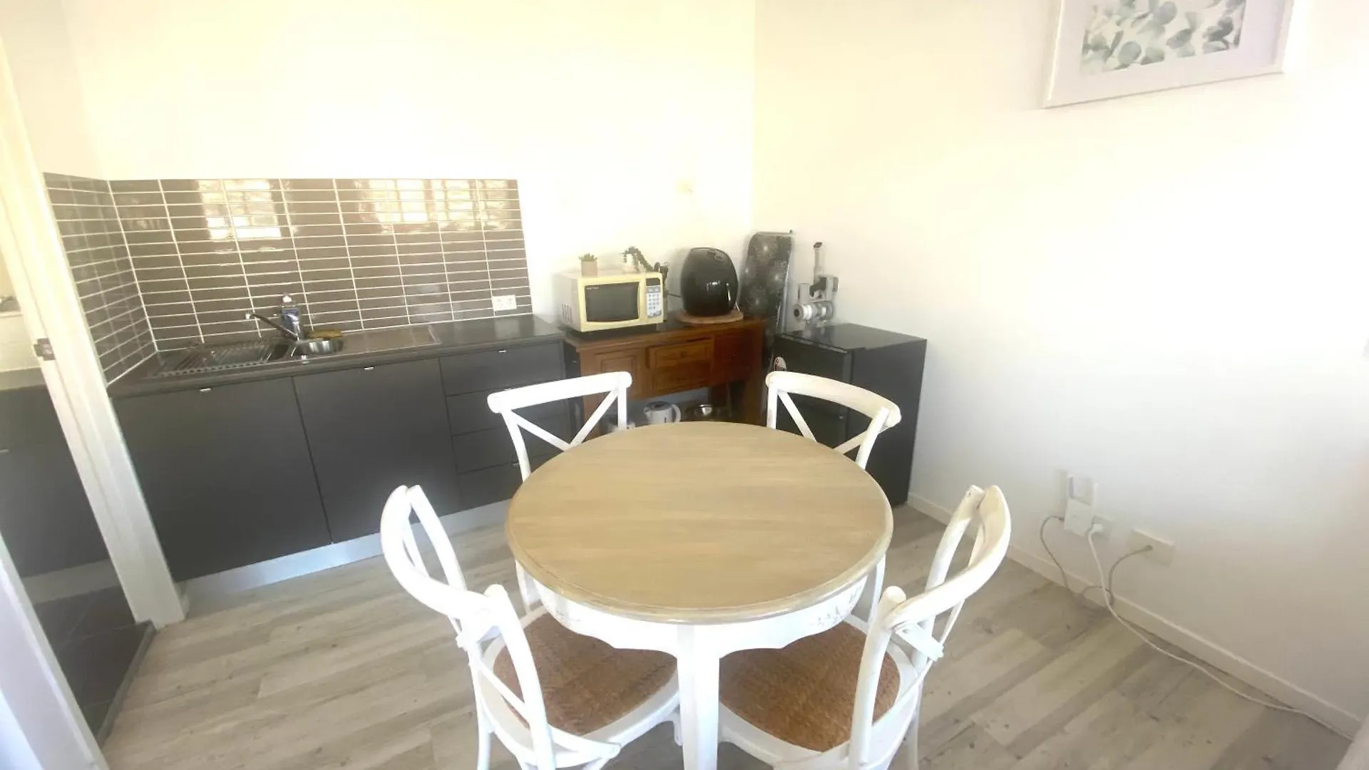 דירה Self Contained - Sleeps 4
