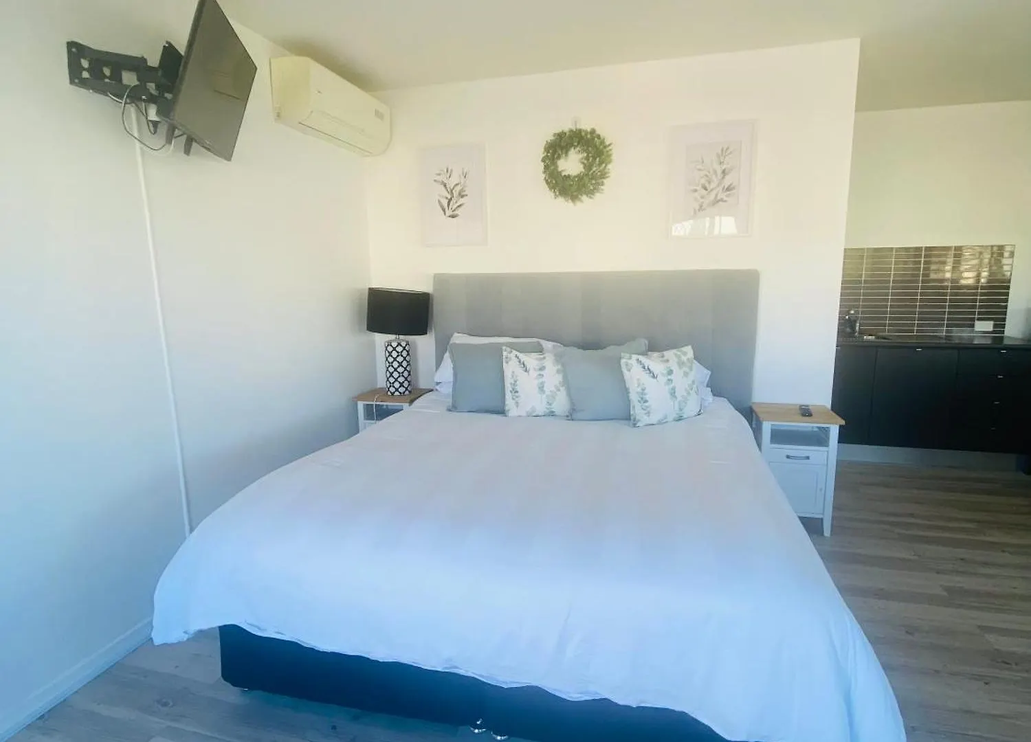 Self Contained - Sleeps 4 דירה *