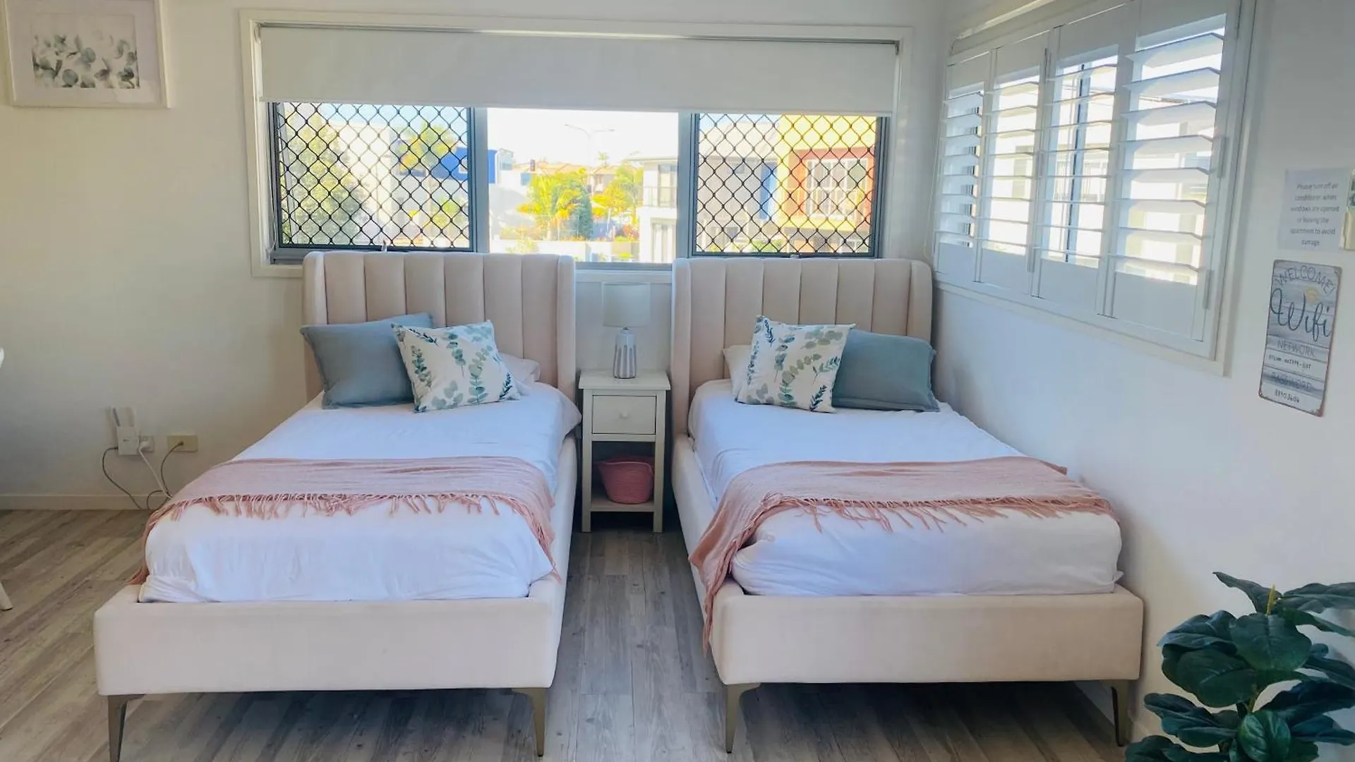 דירה Self Contained - Sleeps 4 *