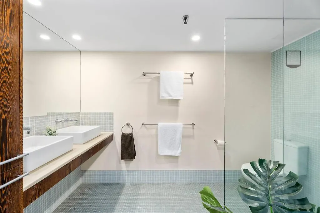 Absolute Beachfront 3b Pool Apartment Gold Coast