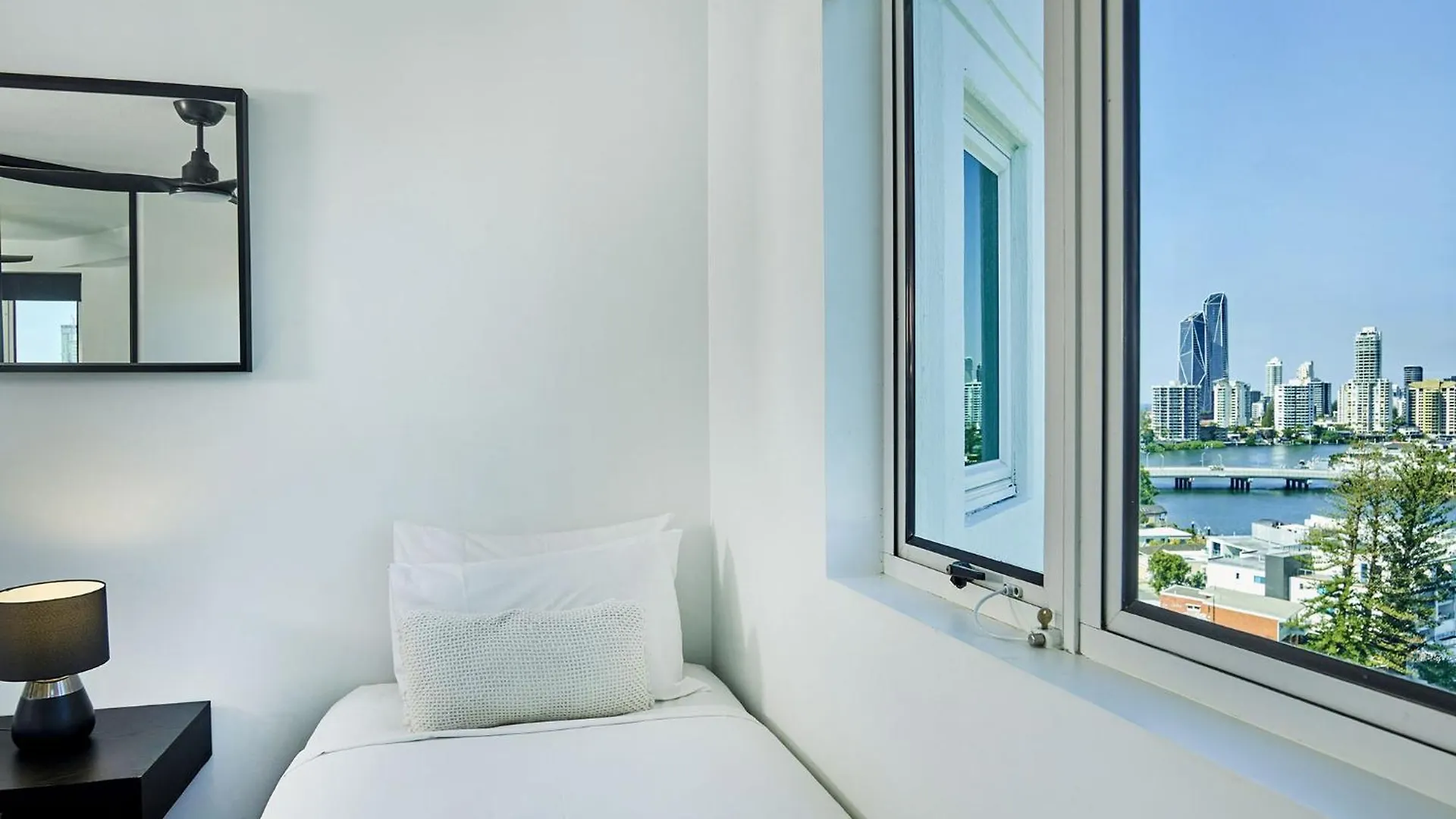 Апартаменты Amazing Views Surfers Paradise 2 Bedroom Unit Close To Everything Голд-Кост