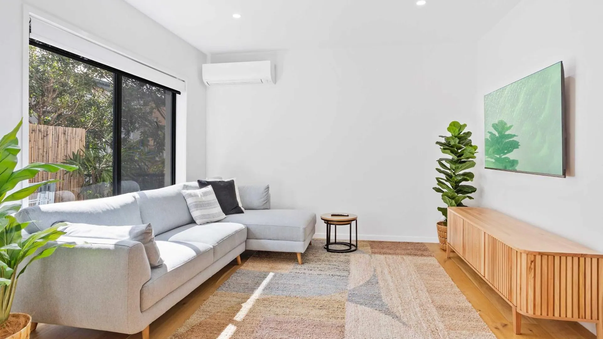 Private Burleigh Retreat, Short Walk To Apartment *