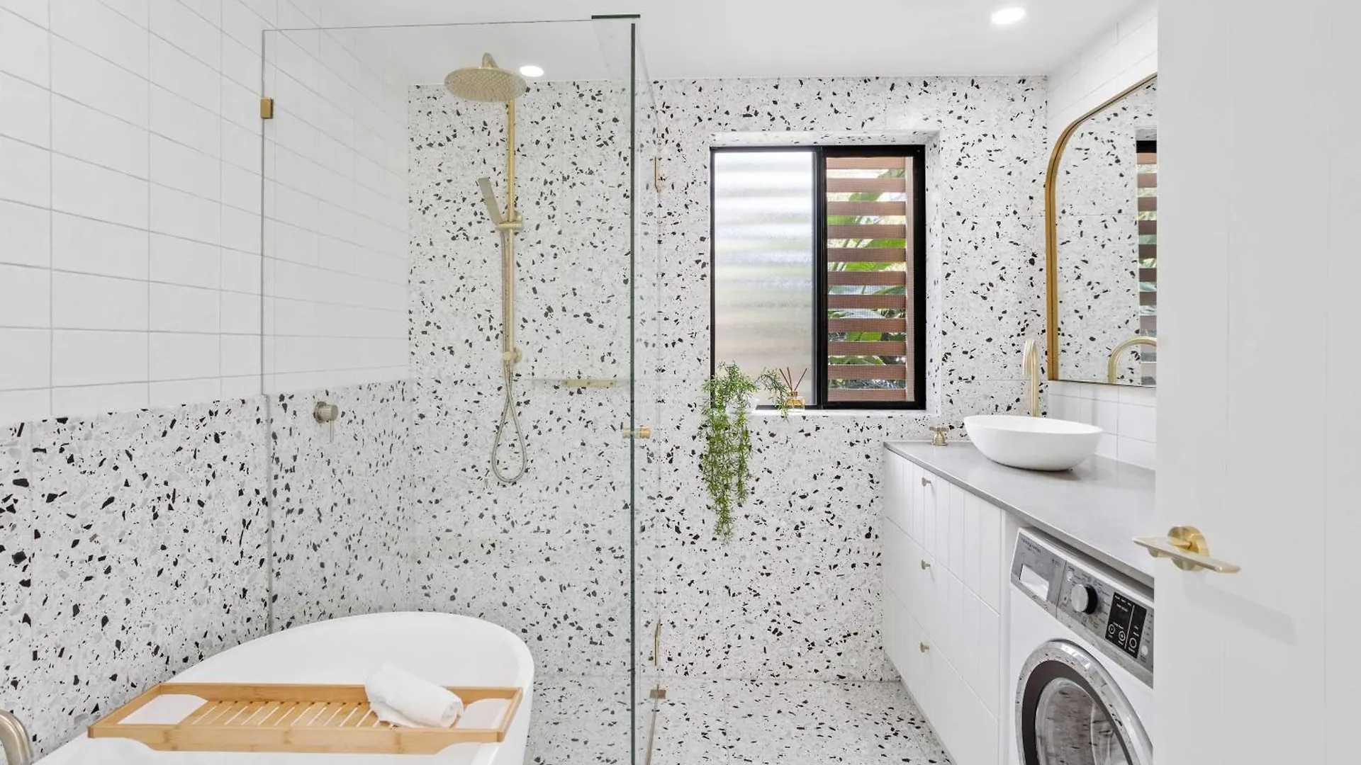 Apartment Private Burleigh Retreat, Short Walk To Gold Coast
