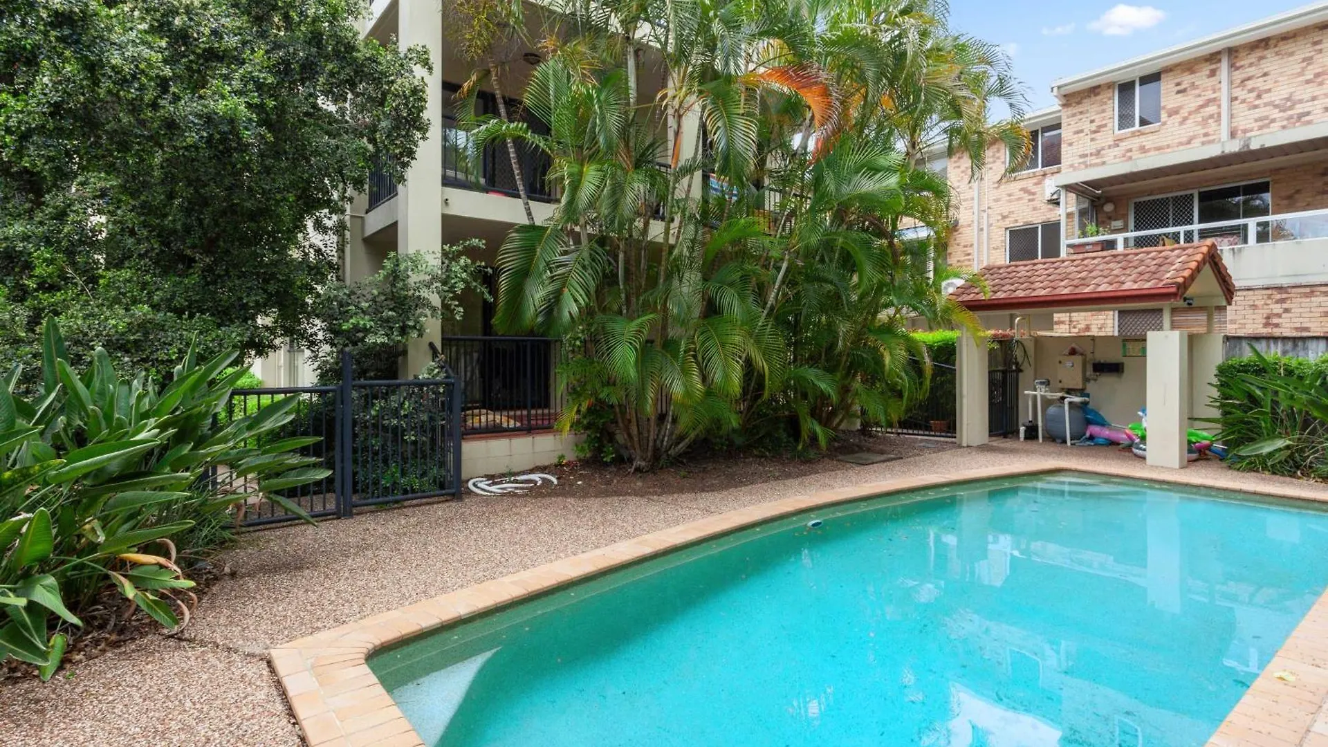 Private Burleigh Retreat, Short Walk To Apartment
