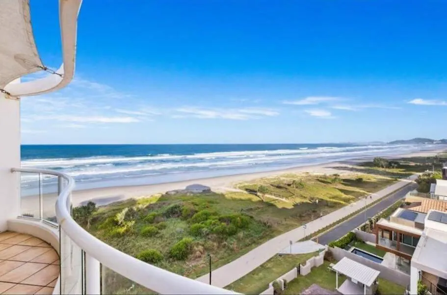 Premium Floor Oceanfront Unit In Regency On The 705 Apartment Gold Coast