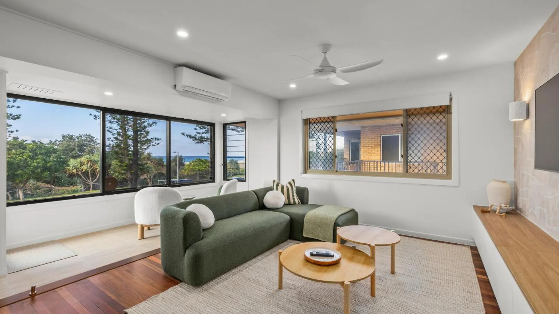 Apartment Sophisticated 2-bed Steps Away From Bilinga *