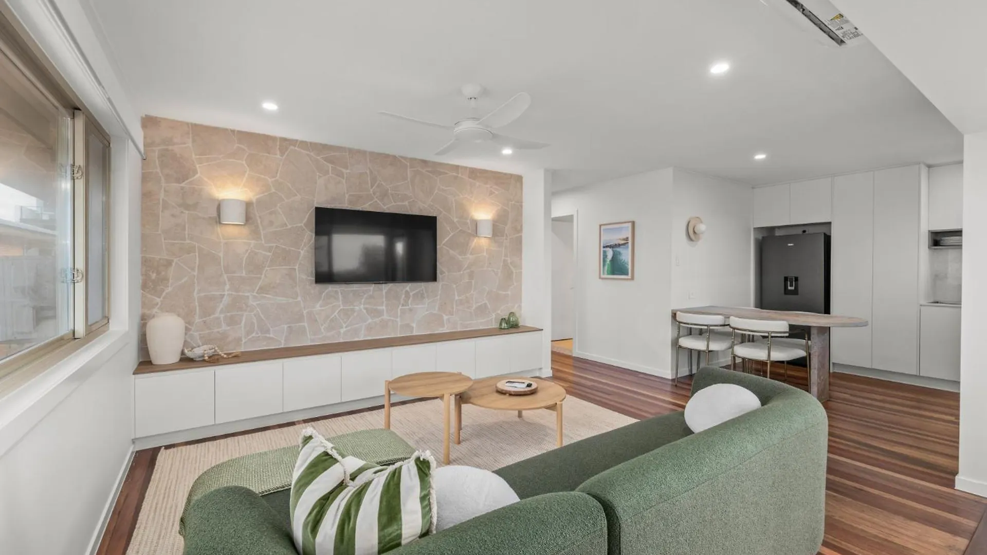 Apartment Sophisticated 2-bed Steps Away From Bilinga *
