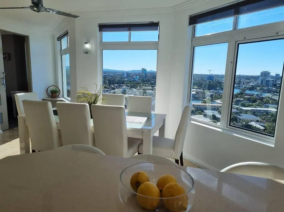 Surfers Paradise Penthouse & Rooftop Plunge Pool Holiday home *