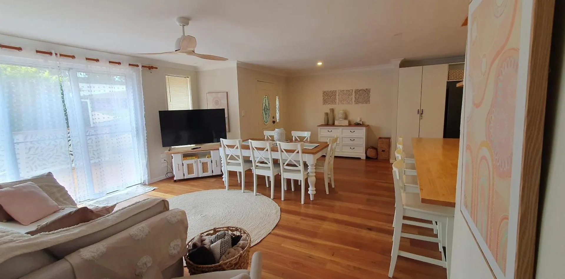 Family Retreat, 1 And Half Kms, Shops, Full *