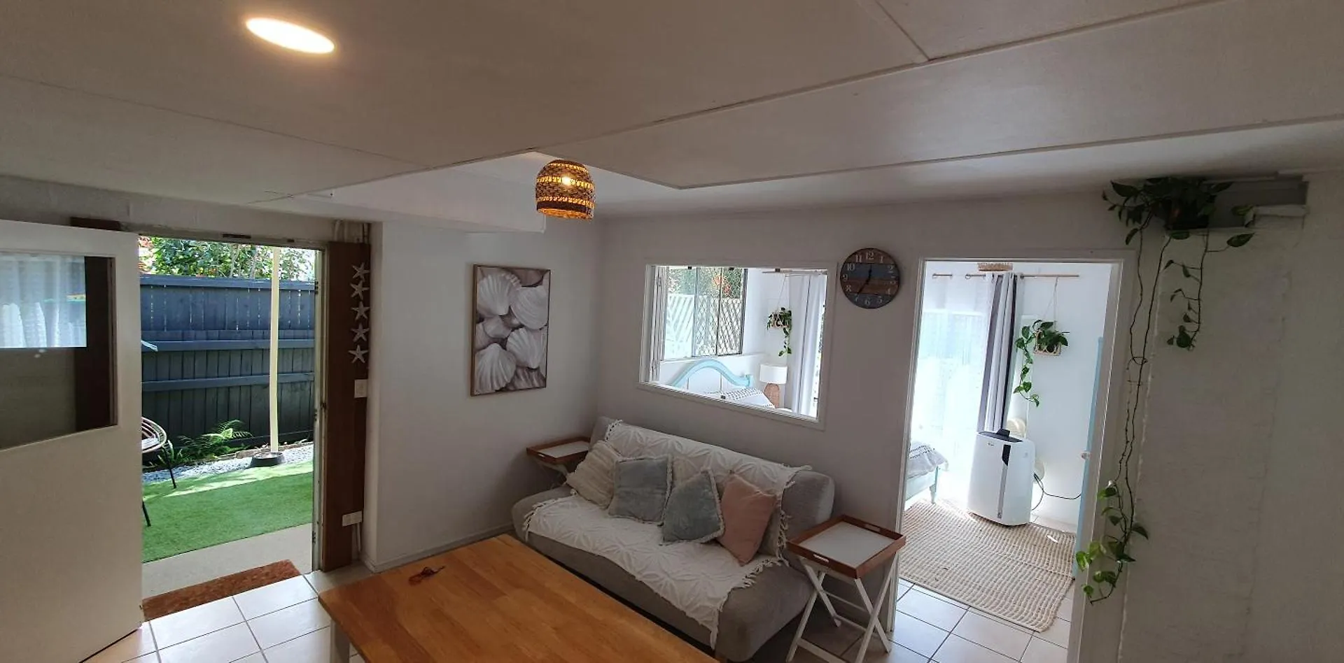 Entire Guest - Is 1 And Half Km - Pets Welcome *