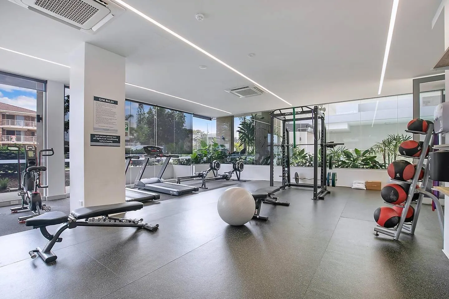 Apartament Starlit Palms Chic Poolside Haven By The