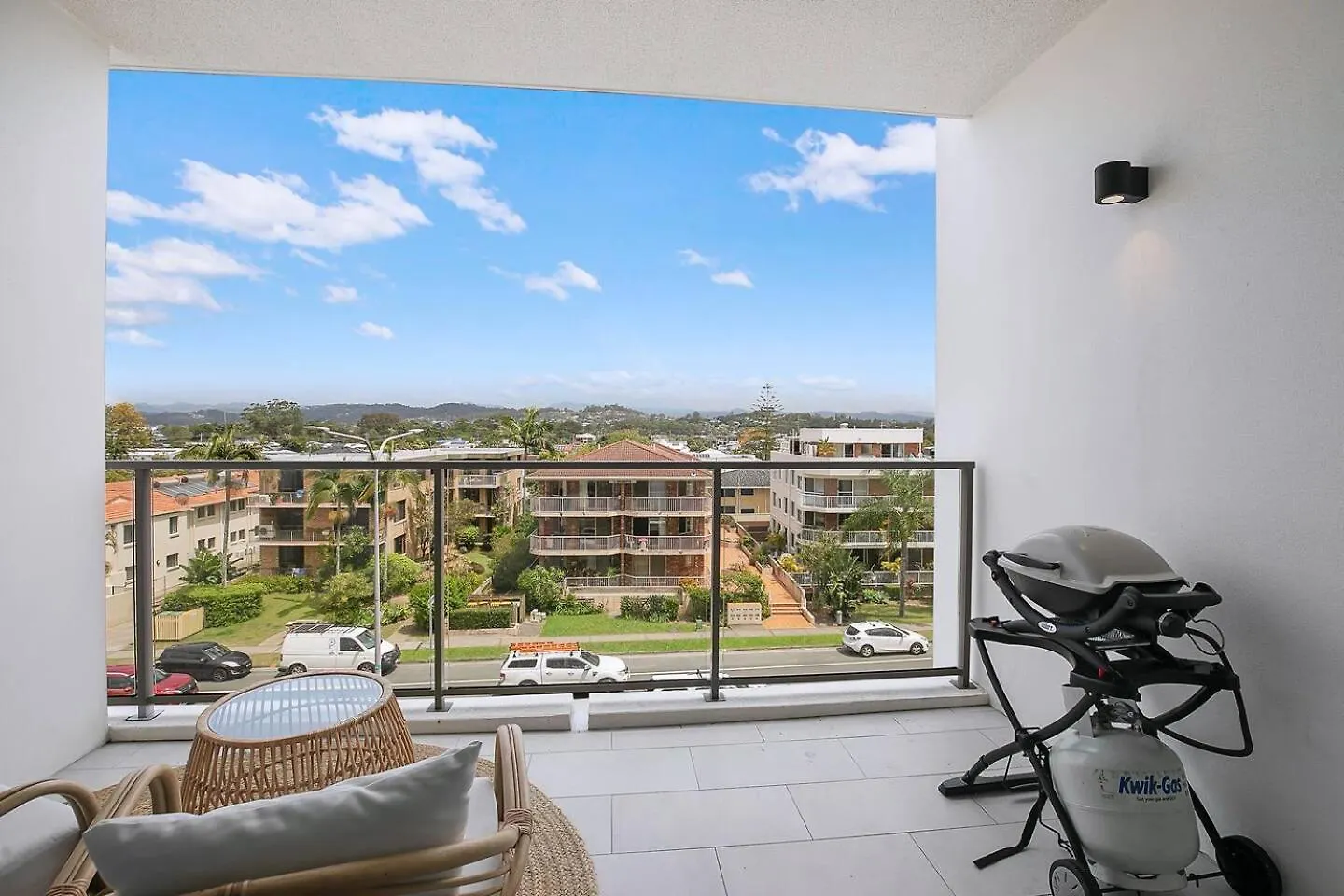 Apartament Starlit Palms Chic Poolside Haven By The