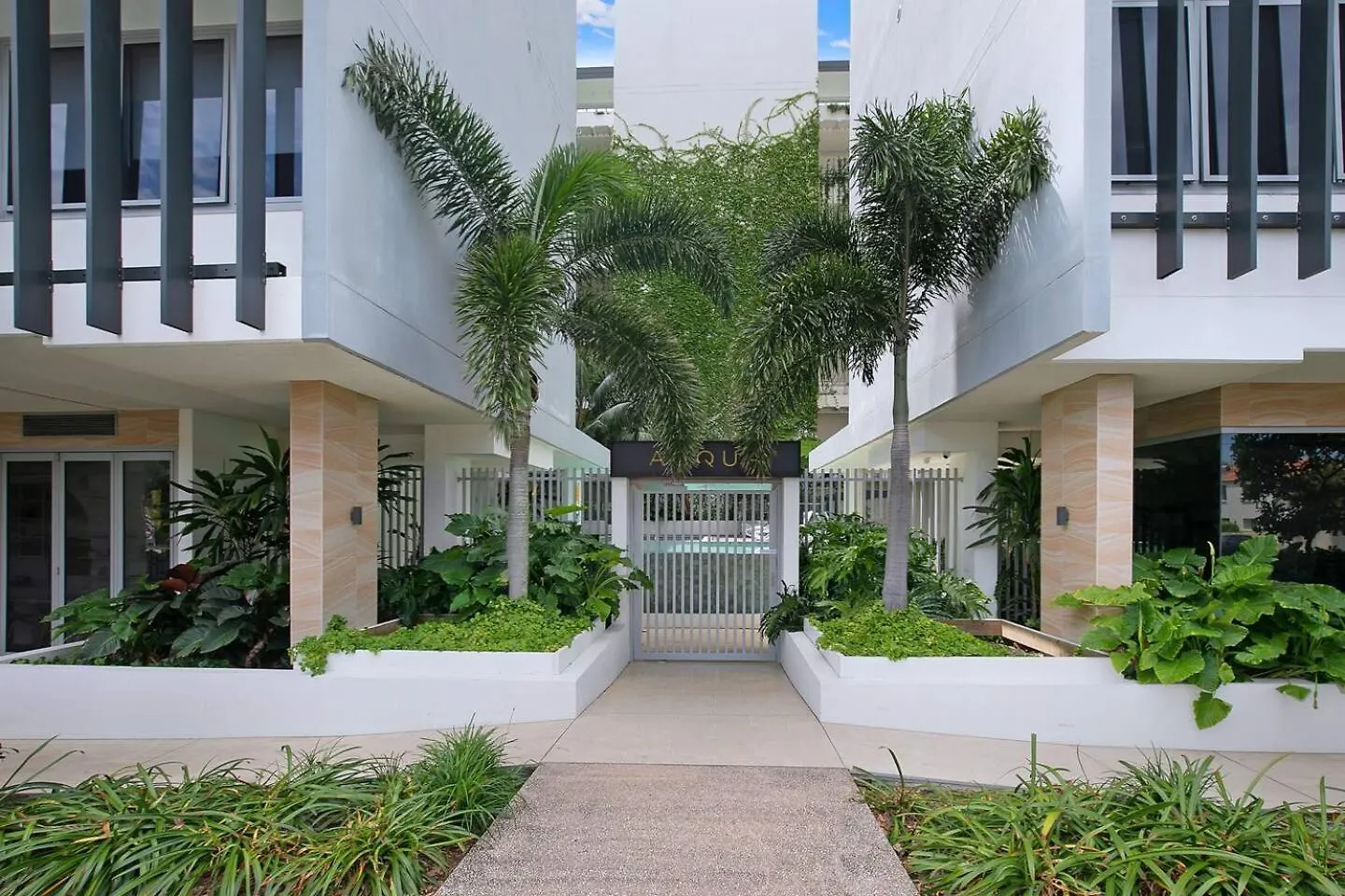 Apartament Starlit Palms Chic Poolside Haven By The Gold Coast