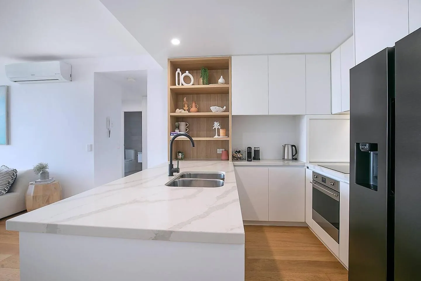 Apartament Starlit Palms Chic Poolside Haven By The