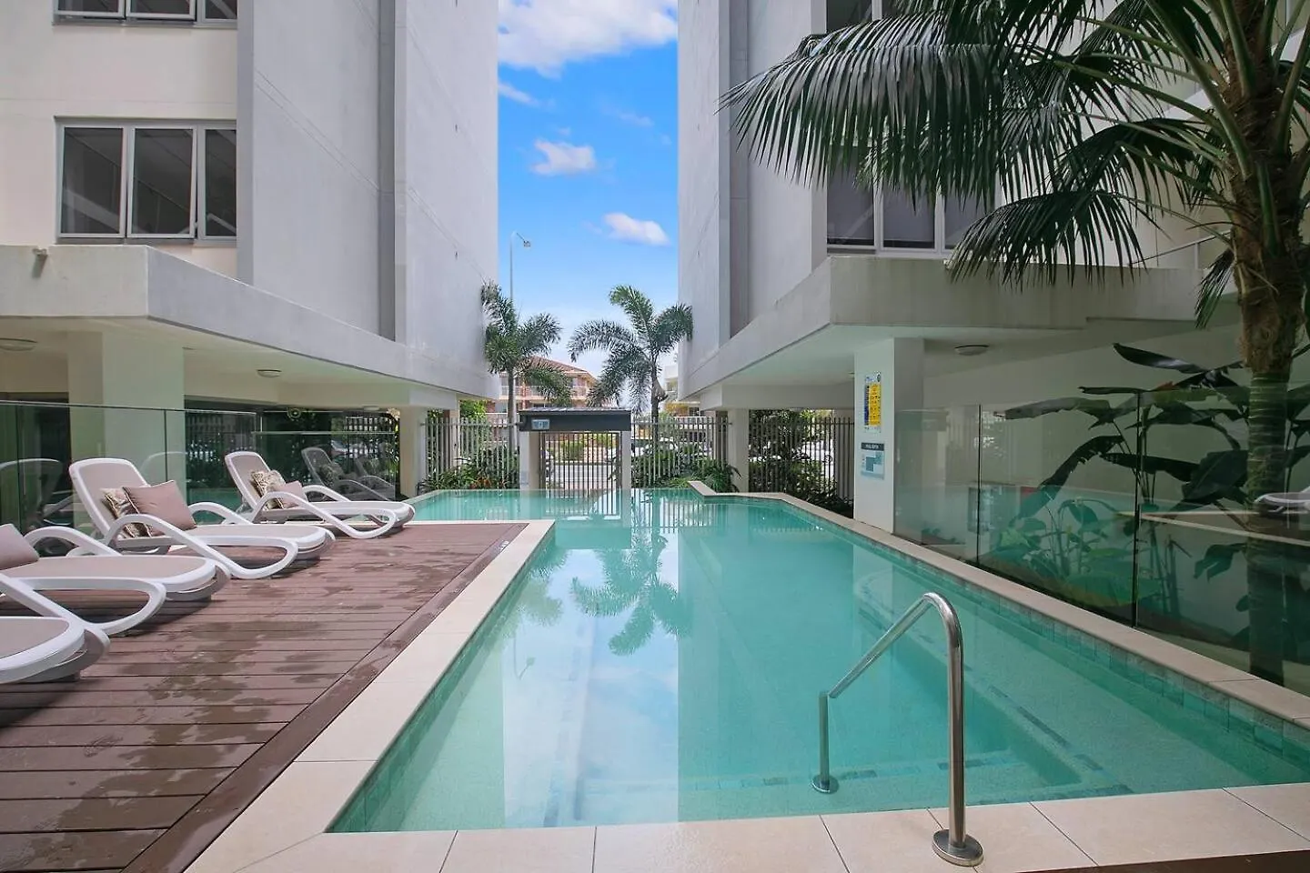 Starlit Palms Chic Poolside Haven By The Apartament Gold Coast