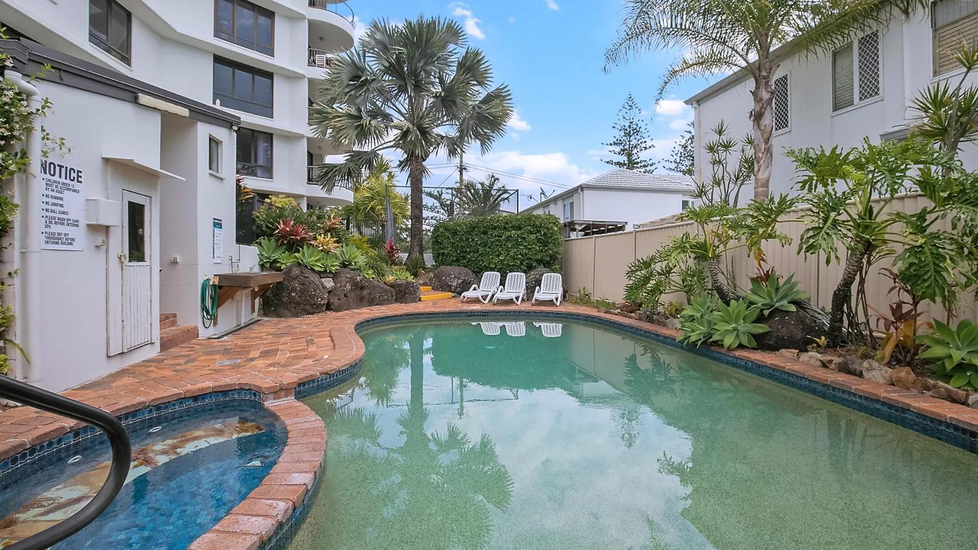 Seascape Sanctuary - Palm Resort-style Bliss