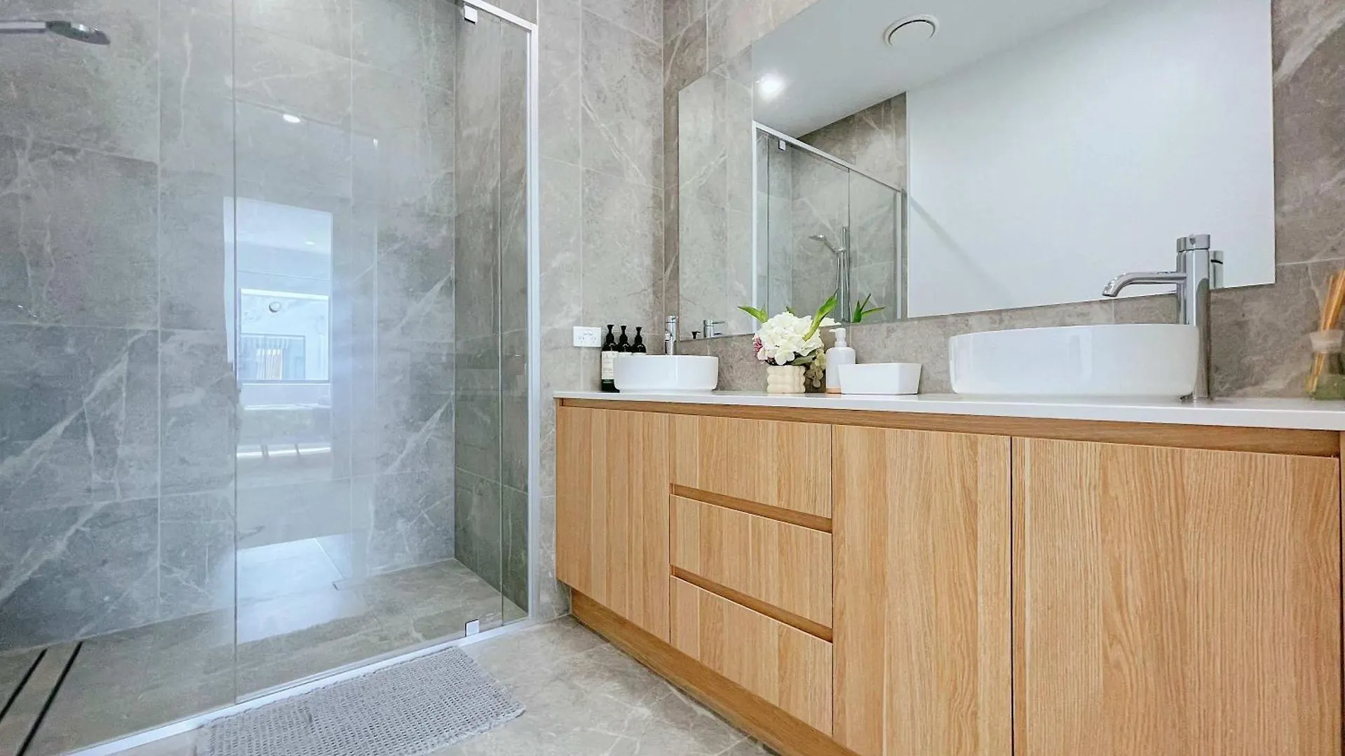 Brand New 3br Modern Comfort Oasis Wifi Parking Holiday home Gold Coast