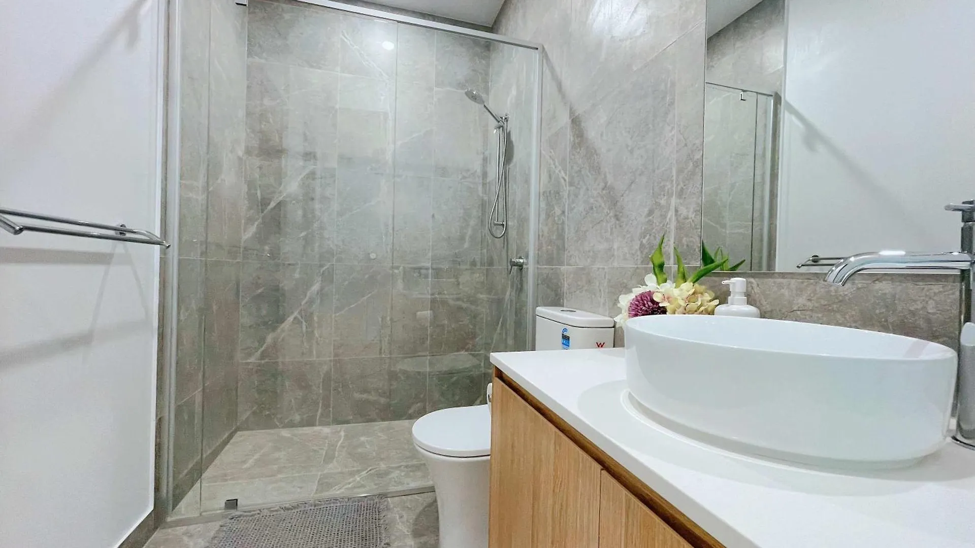 Holiday home Brand New 3br Modern Comfort Oasis Wifi Parking *