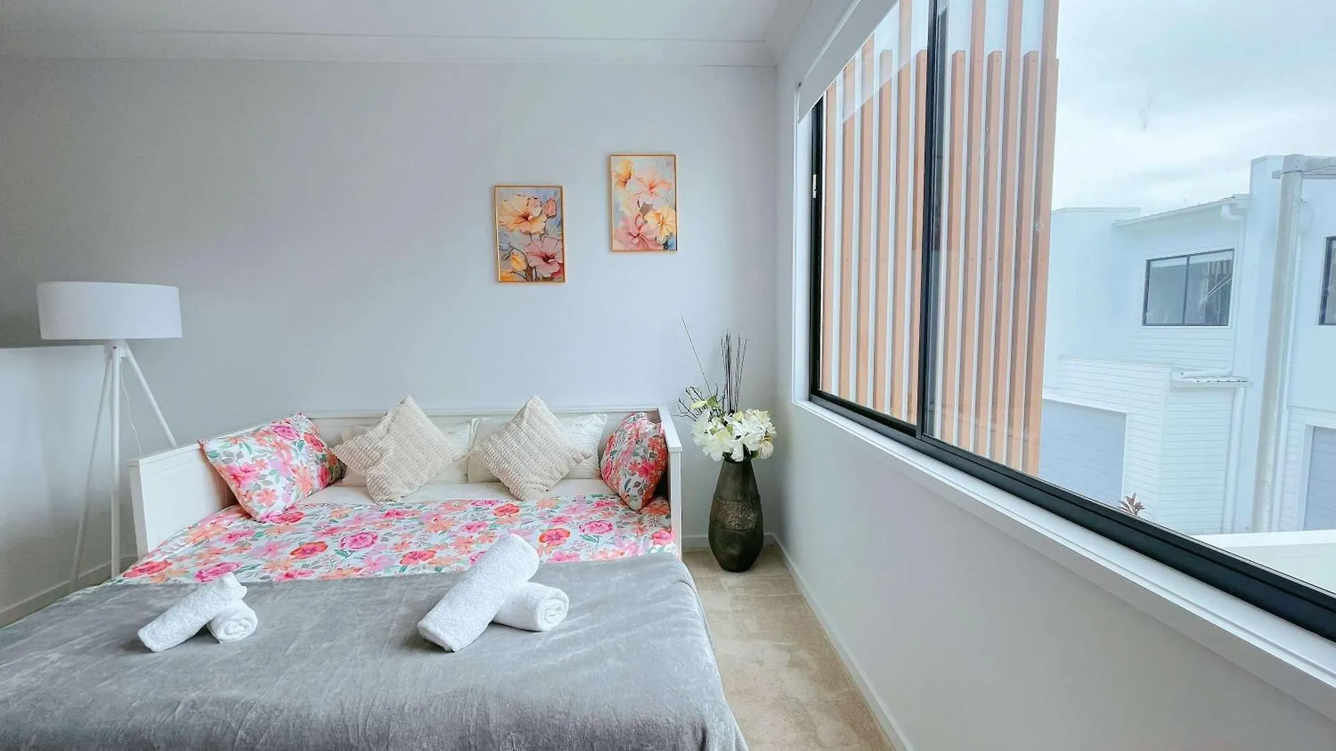 Holiday home Brand New 3br Modern Comfort Oasis Wifi Parking *
