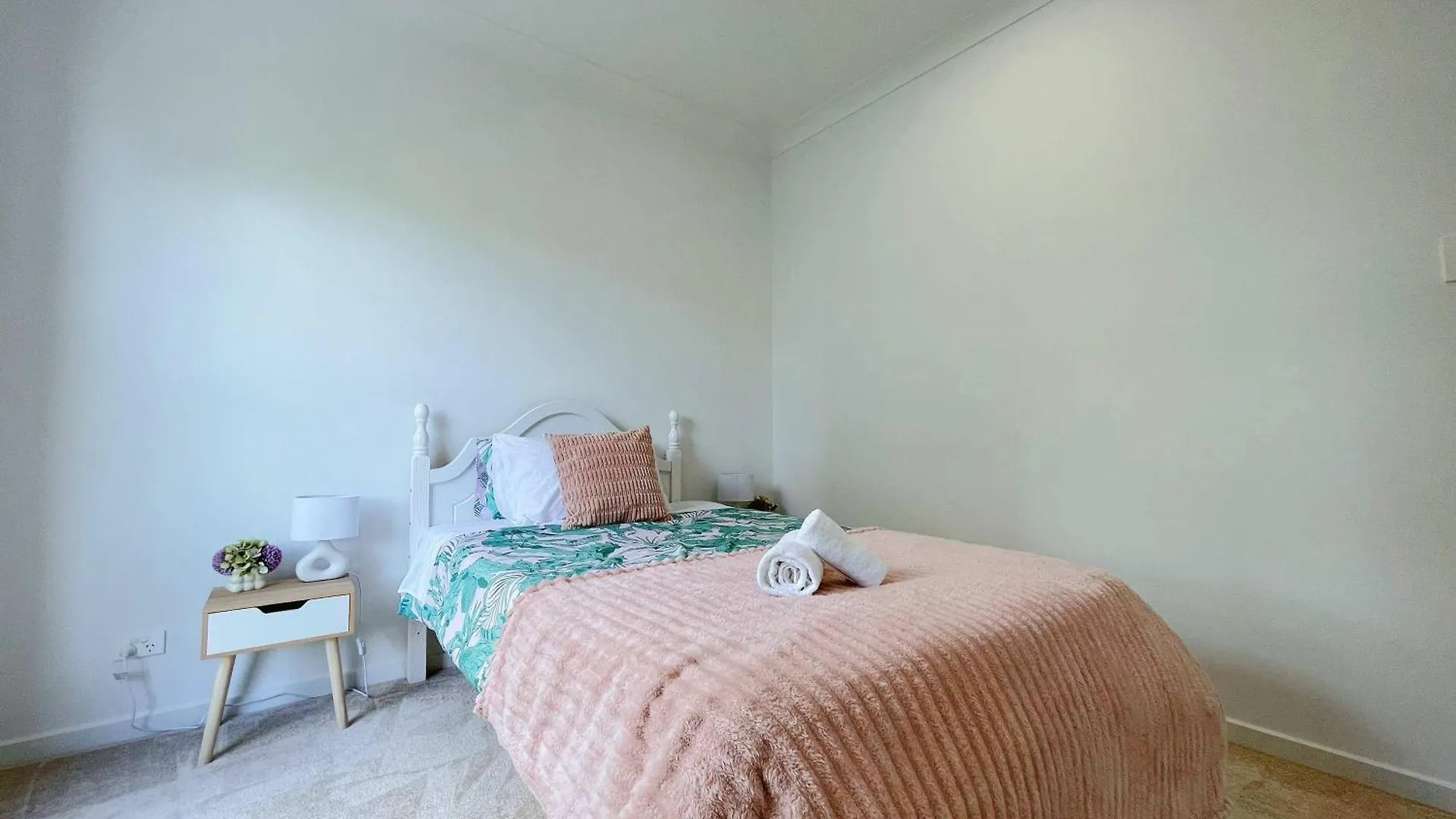 Holiday home Brand New 3br Modern Comfort Oasis Wifi Parking Gold Coast