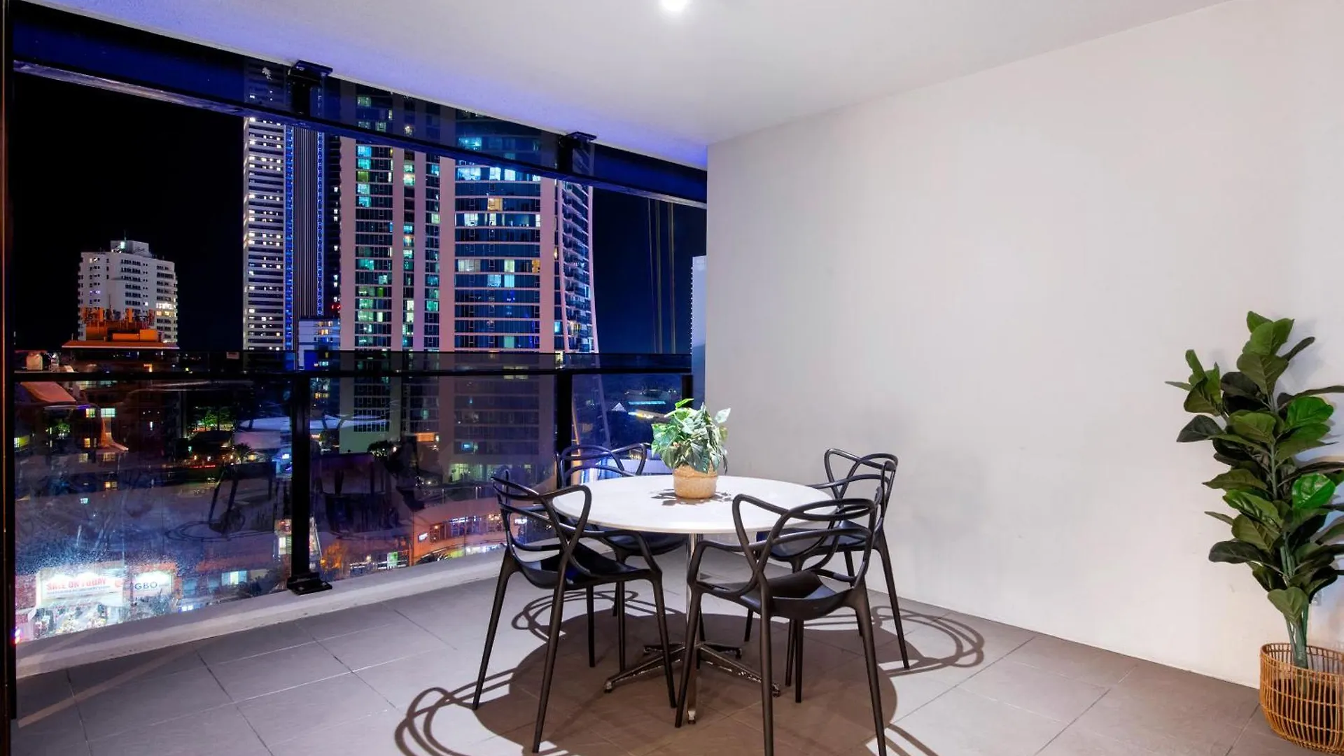 Circle On Cavill - Self Contained & Privately Managed - Wow Gold Coast