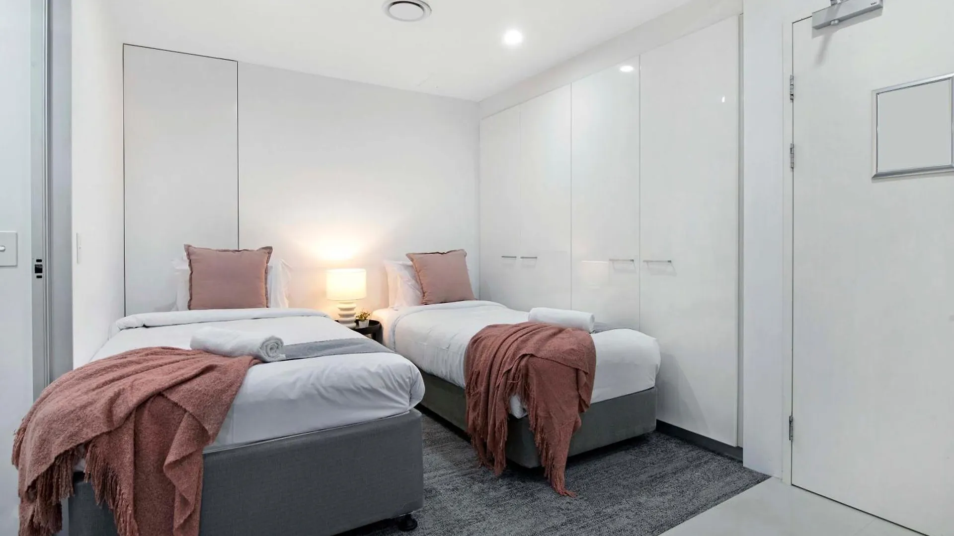Apartment Circle On Cavill - Self Contained & Privately Managed - Wow *