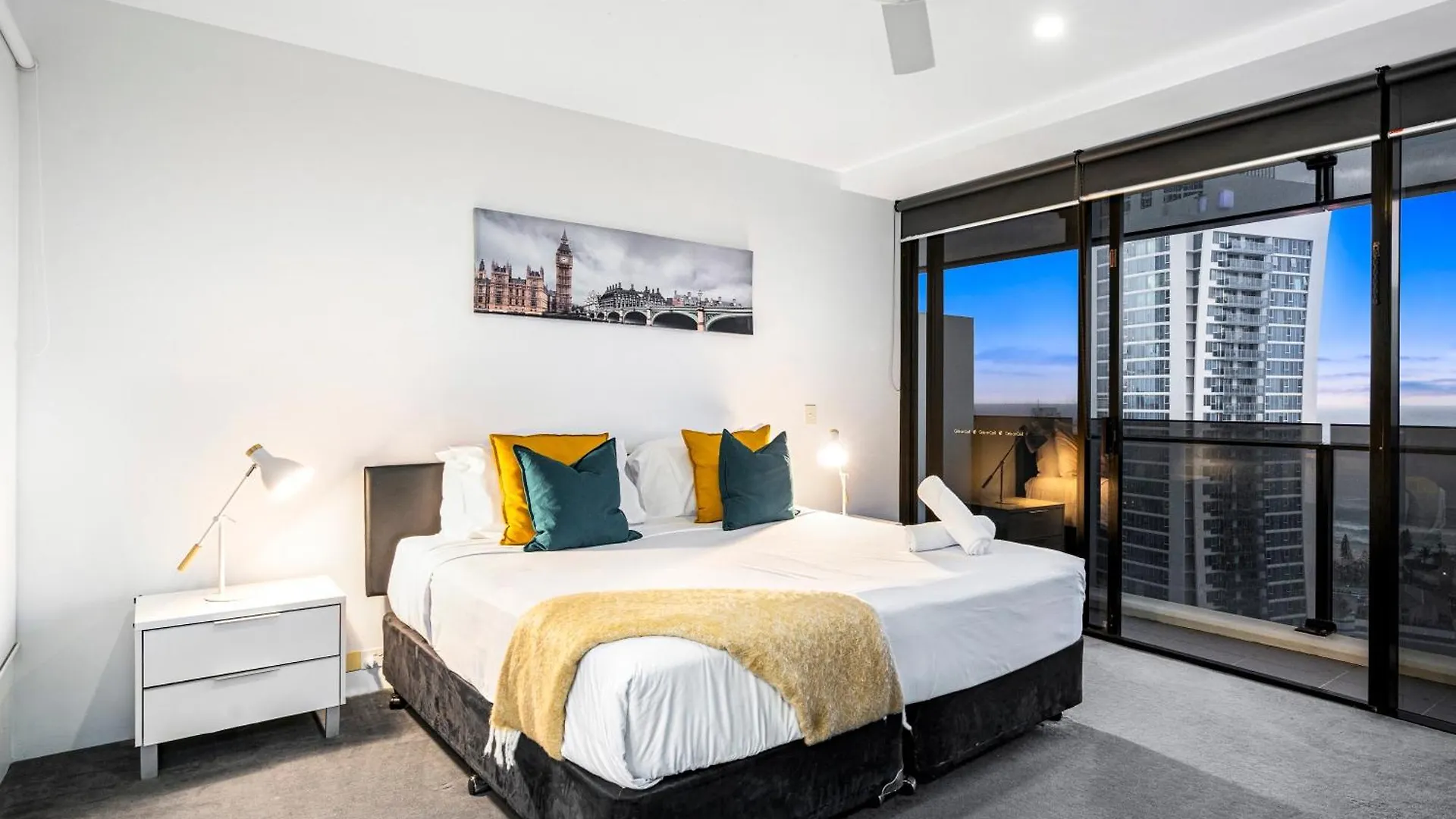 Apartment Circle On Cavill - Self Contained & Privately Managed - Wow