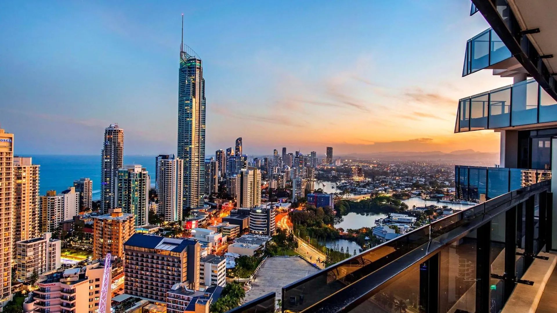Circle On Cavill - Self Contained & Privately Managed - Wow Apartment *