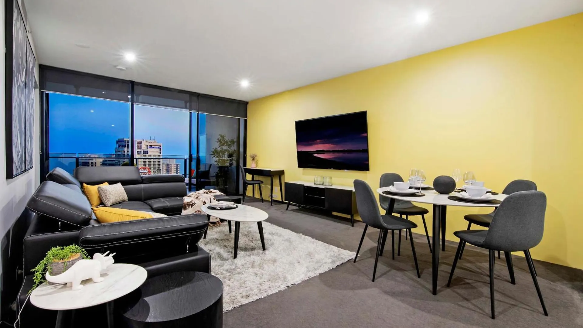 Circle On Cavill - Self Contained & Privately Managed - Wow Apartment Gold Coast