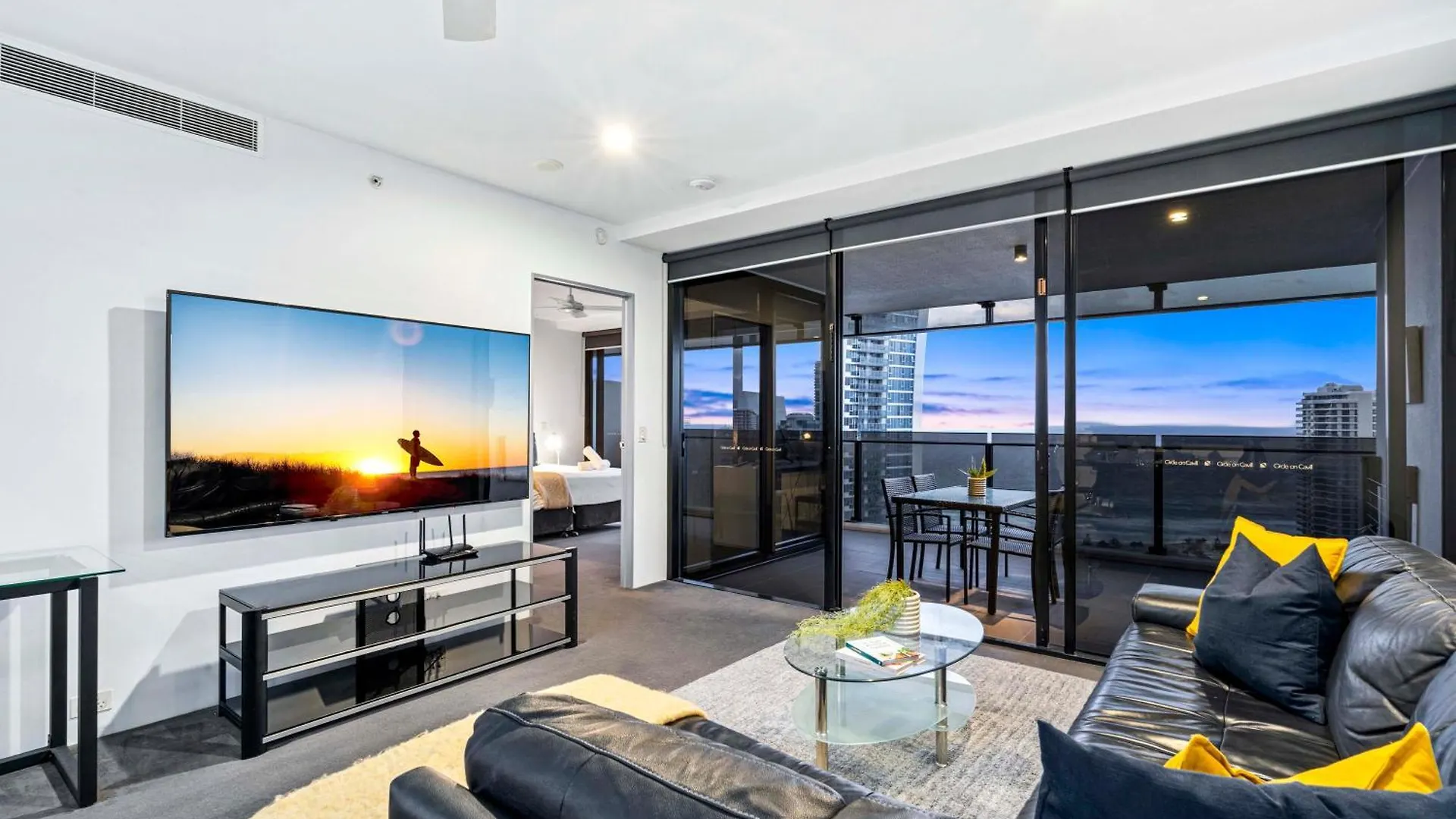 Circle On Cavill - Self Contained & Privately Managed - Wow * Gold Coast