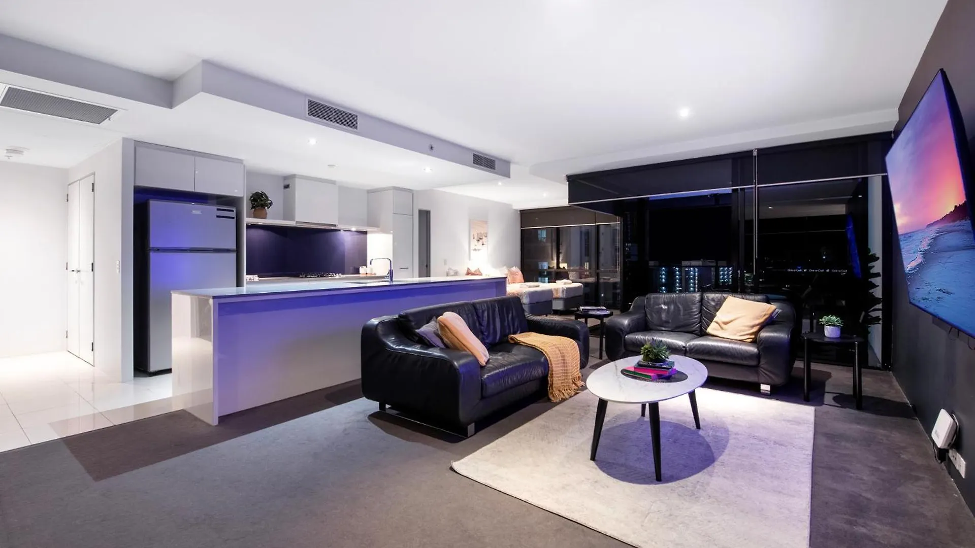 Apartment Circle On Cavill - Self Contained & Privately Managed - Wow *