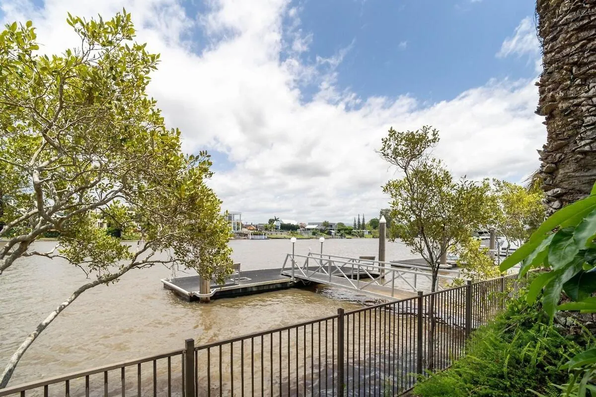 Lakeside Palm Villa *