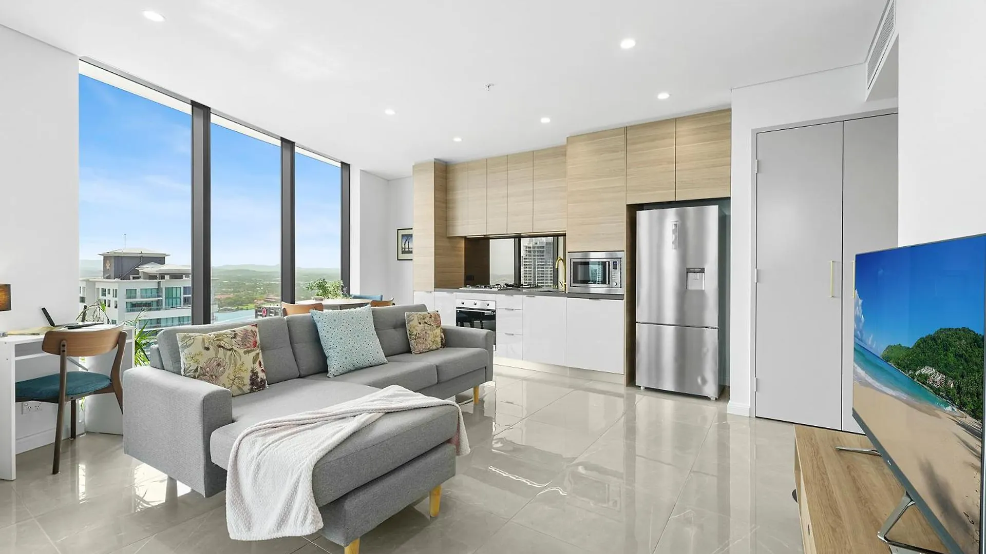 Sky-high Beachside Apartamento *