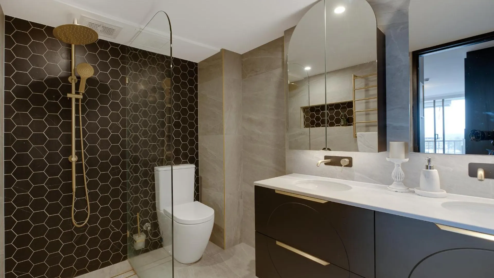 Daire Luxury 3-br Escape With Stunning Views Gold Coast