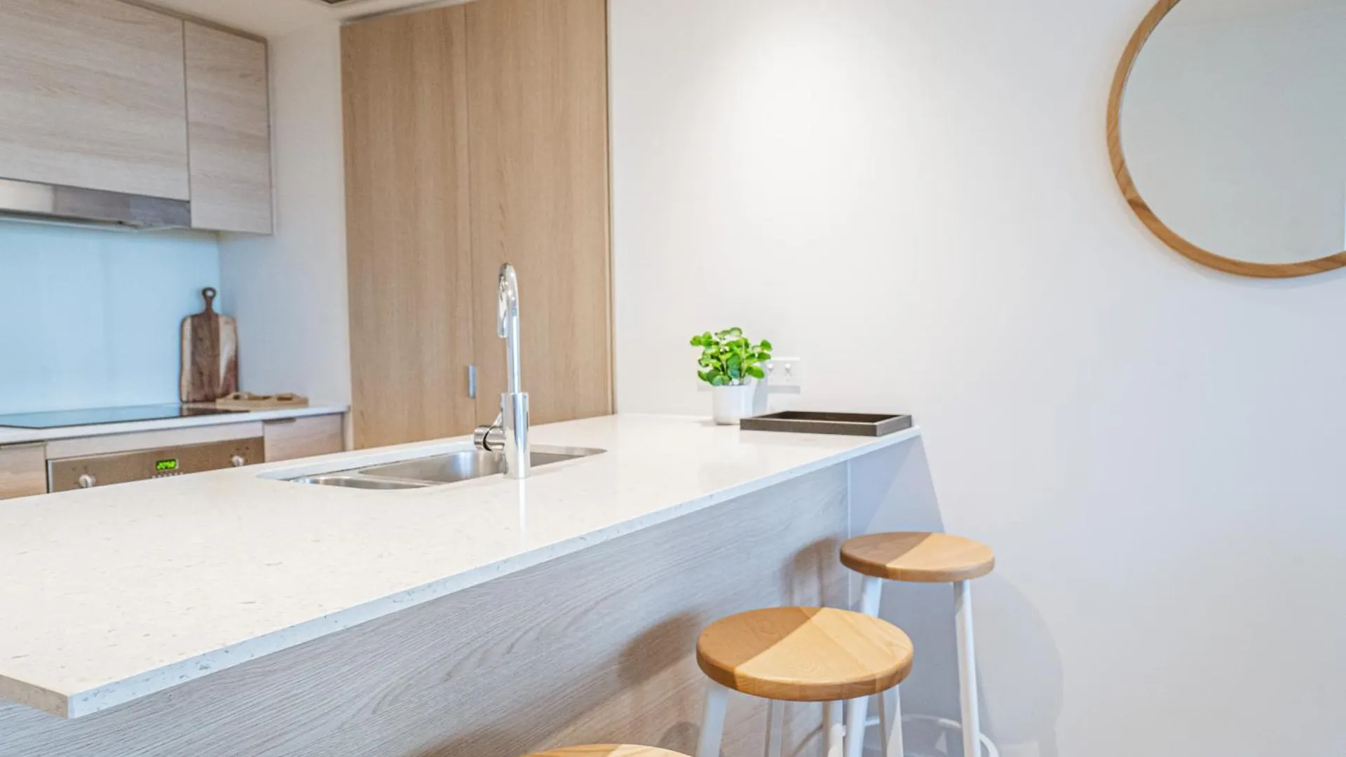 Apartment Special Deal! 2br In Heart Of Gold Coast