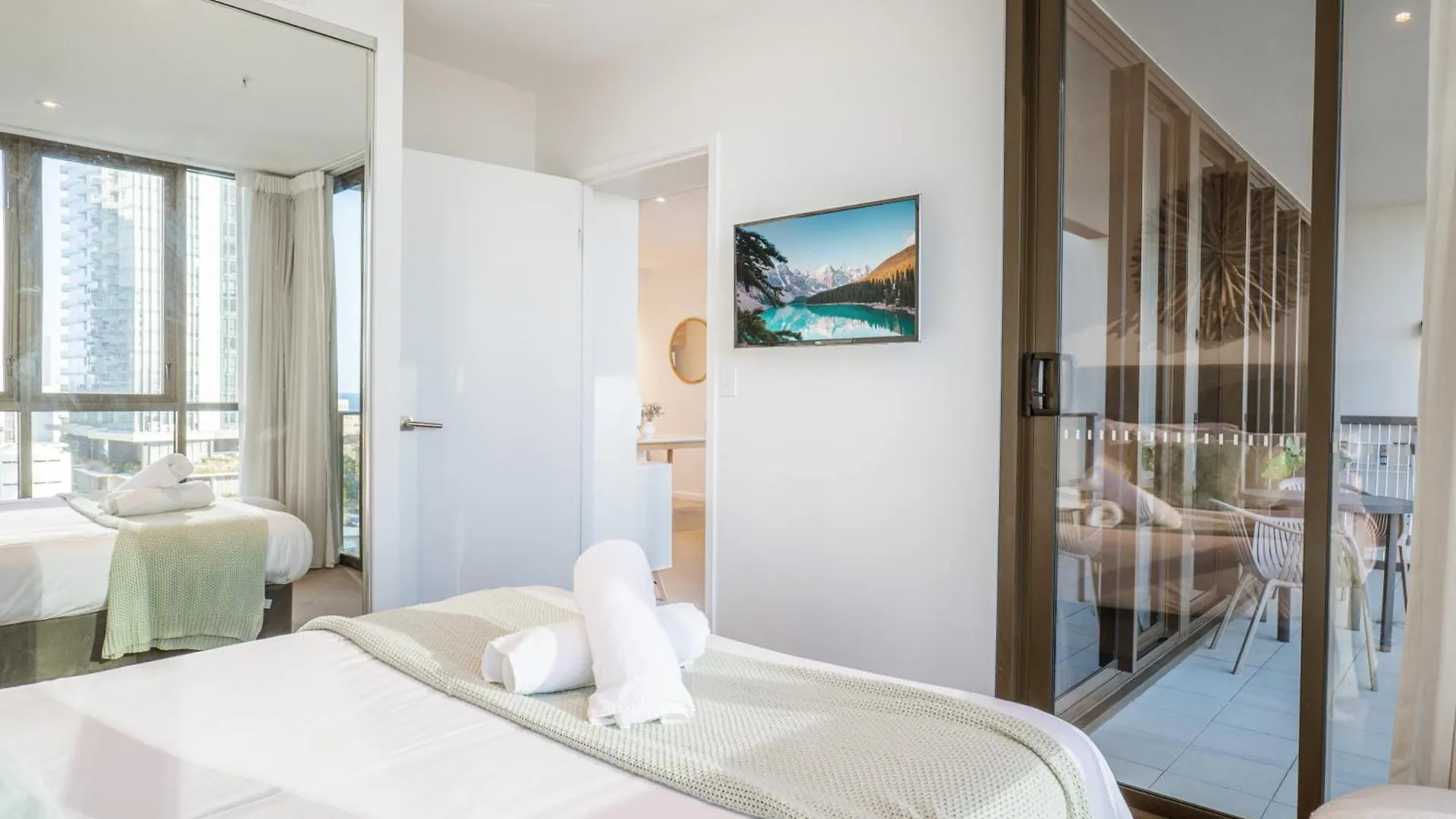Apartment Special Deal! 2br In Heart Of Gold Coast