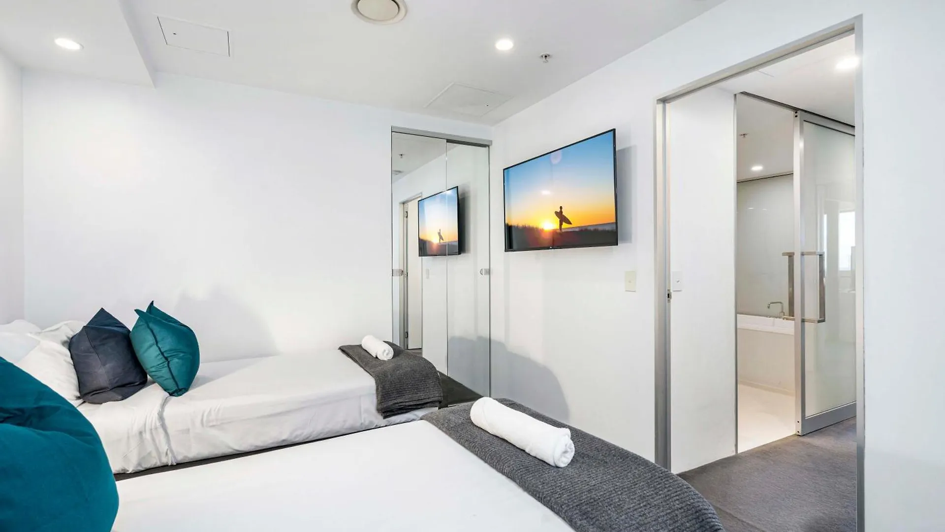Ocean Views! - One Bedroom With - From Level 9 - Circle On Cavill - Self Contained & Privately Managed - Wow