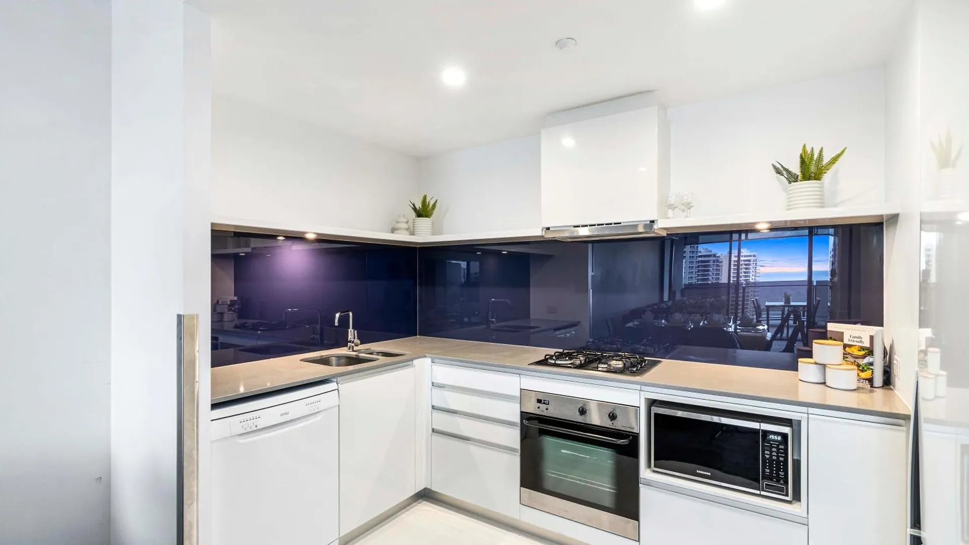 Ocean Views! - One Bedroom With - From Level 9 - Circle On Cavill - Self Contained & Privately Managed - Wow Apartamento