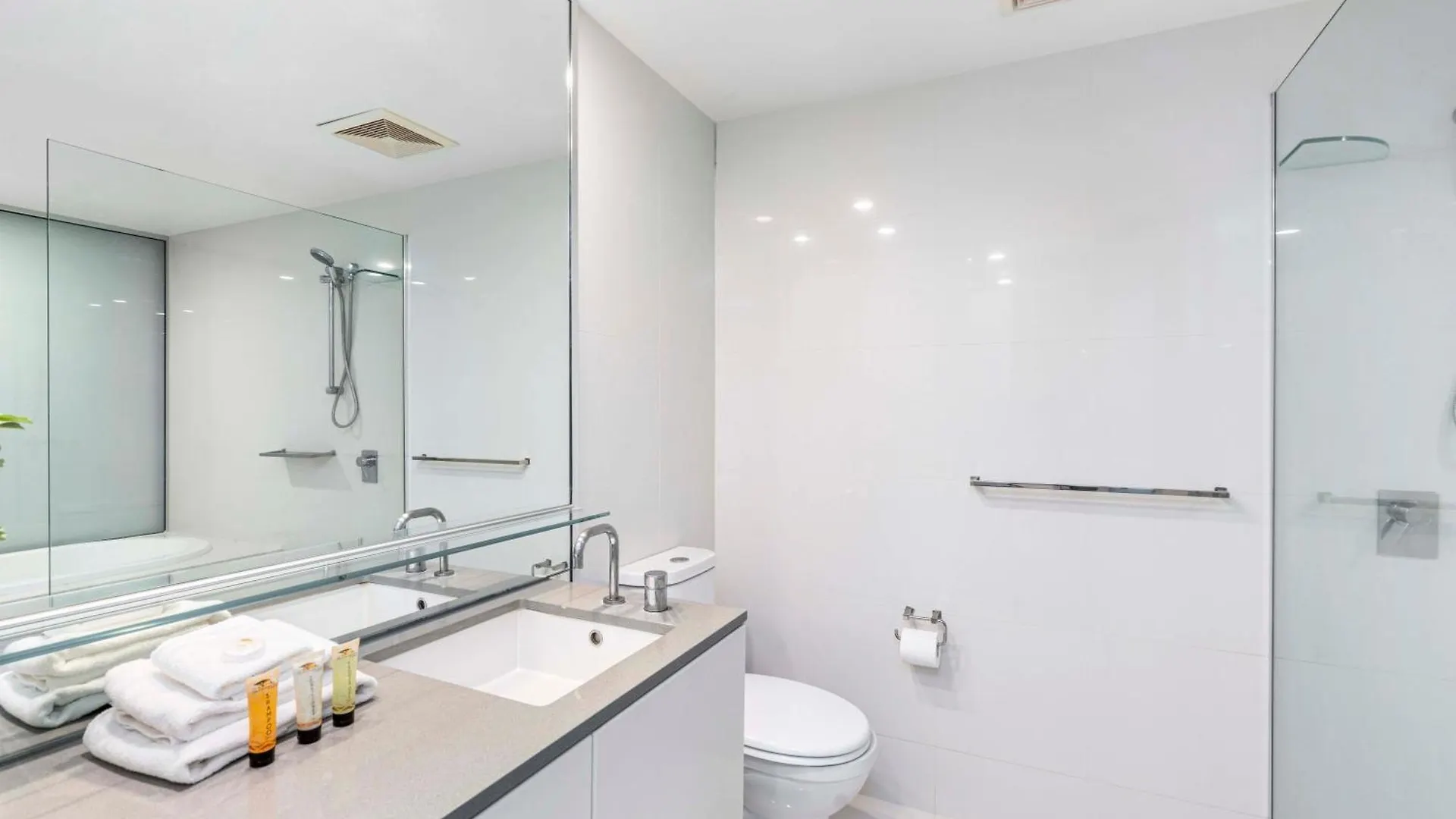 Apartamento Ocean Views! - One Bedroom With - From Level 9 - Circle On Cavill - Self Contained & Privately Managed - Wow