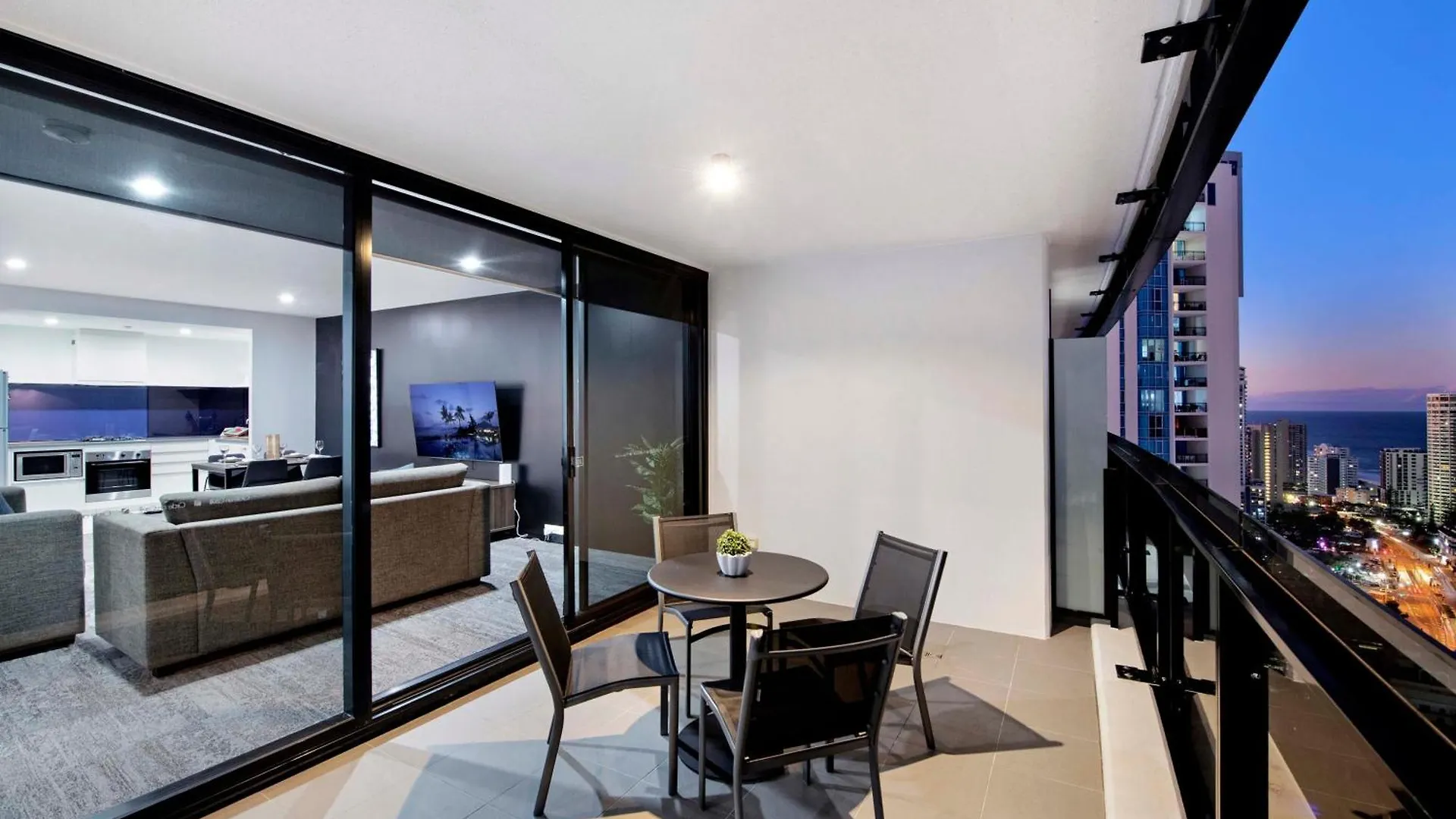 Ocean Views! - One Bedroom With - From Level 9 - Circle On Cavill - Self Contained & Privately Managed - Wow * Gold Coast