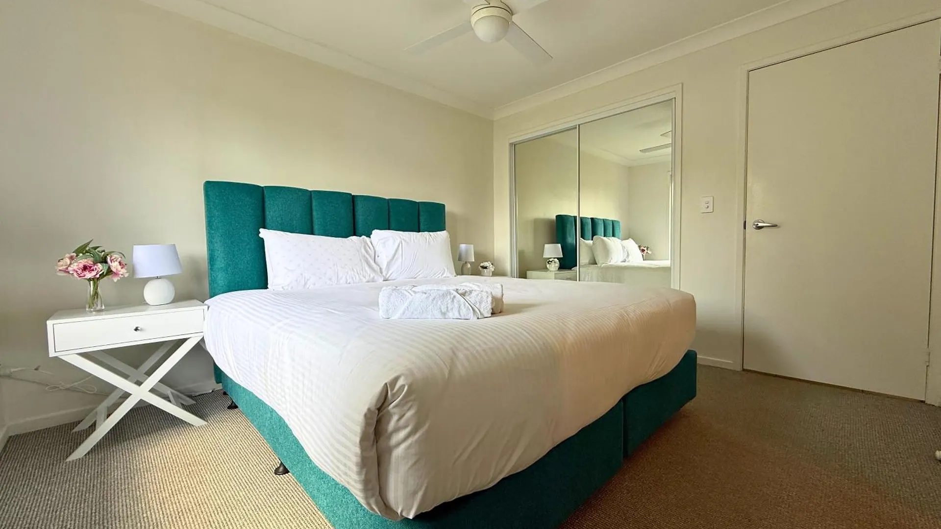 Villa Lux Waterfront Villa With Magnesium Spa - The Goldie