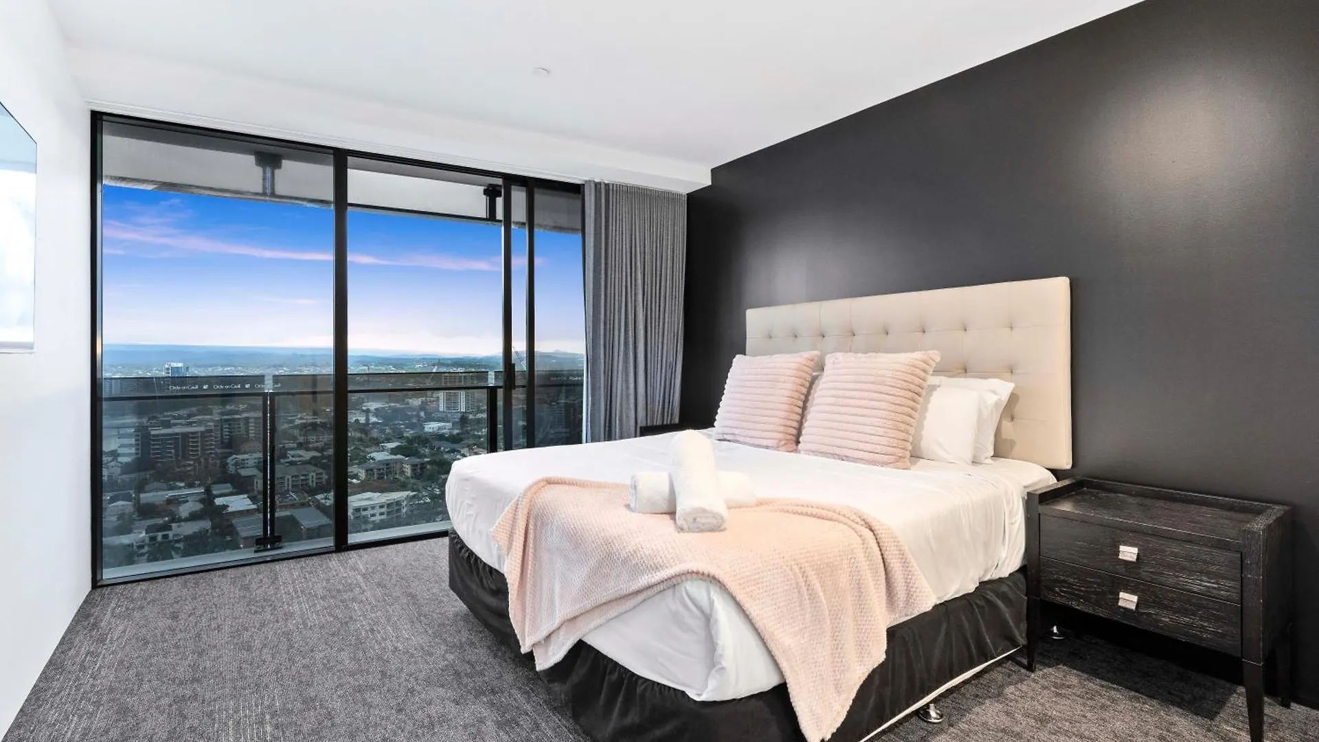 Two Bedroom Self Contained - Circle On Cavill - Privately Managed Apartamento