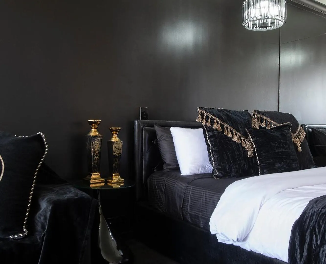 Hotel Versace Themed In Prime Location *