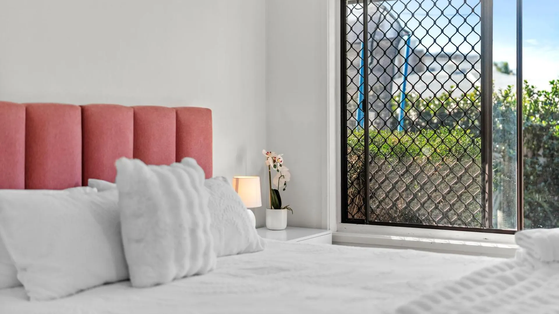 Lux Waterfront Villa With Magnesium Spa - The Goldie Villa Gold Coast