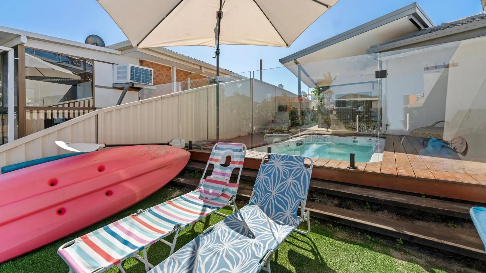 Lux Waterfront Villa With Magnesium Spa - The Goldie